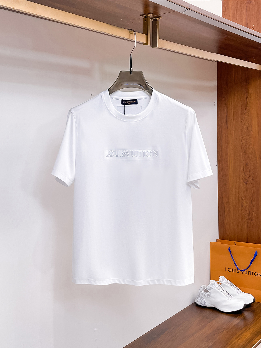 NO:459106,1v Louis Vuitton 2025 spring and summer new model first launch counter latest round neck short sleeves, high-end customization, avant-garde and fashionable design!  Brand logo heavy craft design, high-end customized 100 double-sided mercerated cotton fabric, soft feel, comfortable to wear, exquisite counter-level car line, fine workmanship, invincible and handsome upper body effect!  A must-have item for handsome men!  Code number M-3xL, louis vuitton, T-shirt, alexander wang198609091v 路易威登 2025春夏新款首发专柜最新款圆领短袖 高端订制 设计前卫时尚！品牌logo重工艺设计 高端定制100支双面丝光棉面料.手感柔软.穿着舒适.专柜级别精致车线.做工精细.上身效果无敌帅气！型男必备单品！码数M-3xL,,louis vuitton,T-shirt,alexander wang,Men's clothing