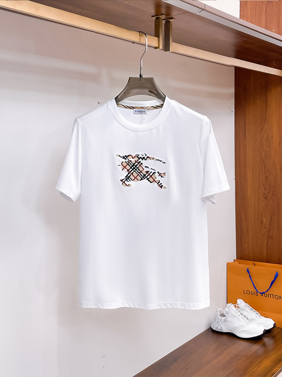 NO:459112,Burberry's new spring and summer new model in the first counter with the latest round neck short sleeves, high-end customization, avant-garde and fashionable design!  Brand logo heavy craft design, high-end customized 100 double-sided mercerated cotton fabric, soft feel, comfortable to wear, exquisite counter-level car line, fine workmanship, invincible and handsome upper body effect!  A must-have item for handsome men!  Code number M-3xL, burberry, T-shirt, alexander wang19860909巴宝莉 2025春夏新款首发专柜最新款圆领短袖 高端订制 设计前卫时尚！品牌logo重工艺设计 高端定制100支双面丝光棉面料.手感柔软.穿着舒适.专柜级别精致车线.做工精细.上身效果无敌帅气！型男必备单品！码数M-3xL,,burberry,T-shirt,alexander wang,Men's clothing