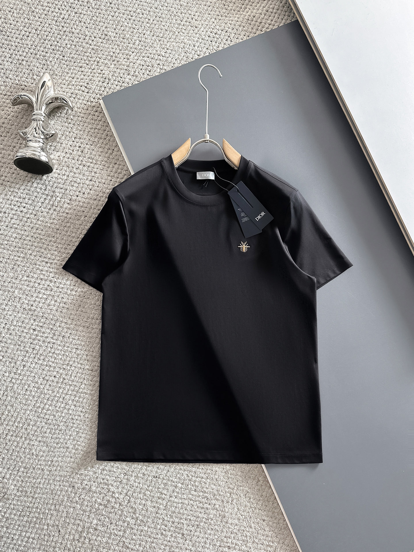 NO:421109,Dior Top quality 2025 new short-sleeved products!  Selected 100 double-sided mercerated cotton fabrics, soft to the touch. Top imported private goods, fashionable design, trendy short sleeves, undeniable quality, excellent effect on the upper body, the same style as the luxury official website!  Size M-3XL 020,,dior,T-shirt,alexander wang19860909迪奥 顶级品质 2025款新品短袖！精选100支双面丝光棉面料,手感柔软.顶级进口私货,时尚设计潮流短袖,不失奢华 品质毋庸置疑 上身效果超赞,奢华官网同款！尺码M-3XL 020,,dior,T-shirt,alexander wang,Men's clothing