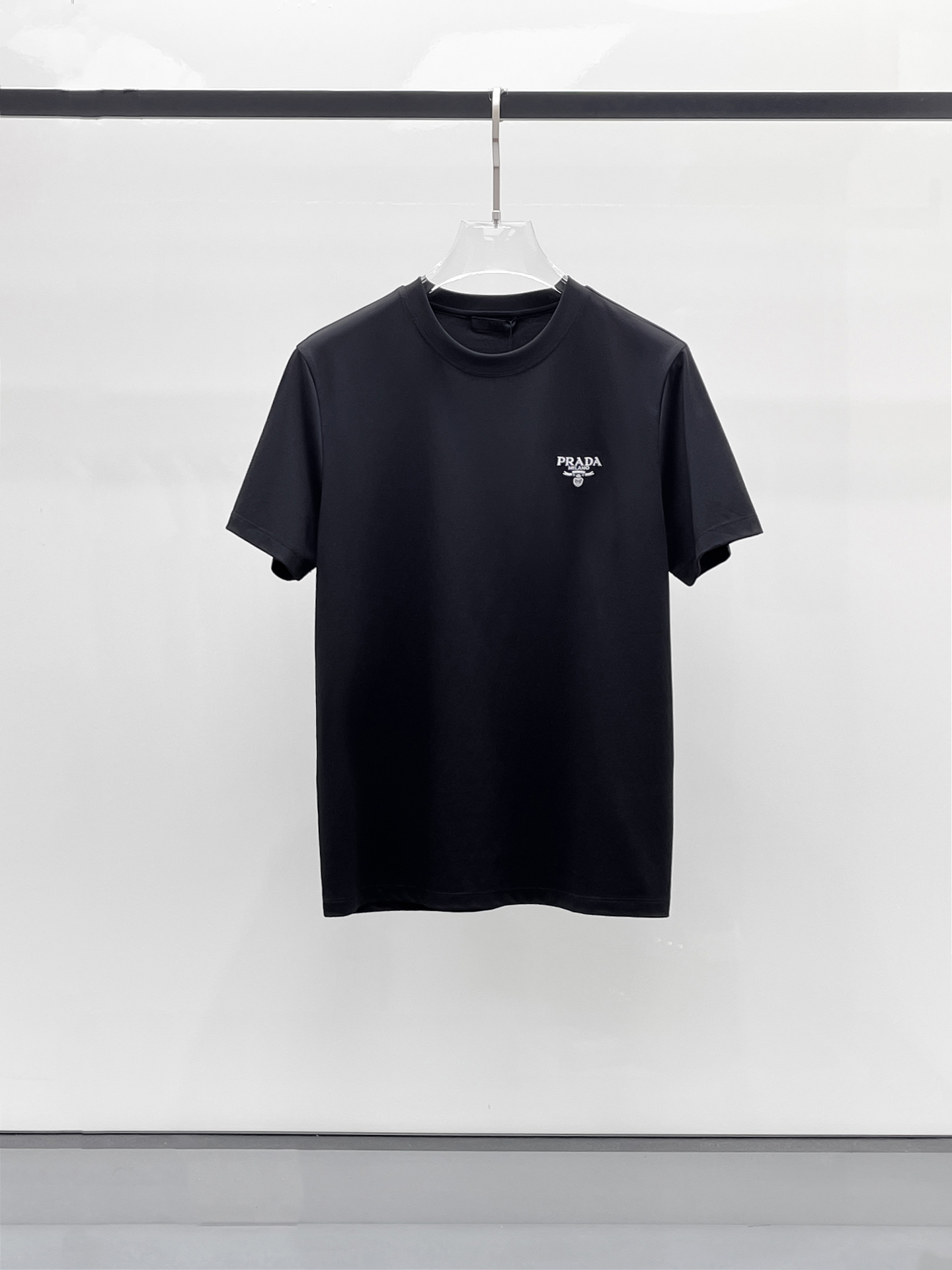 NO:446937,Prada Top quality 2025 new short-sleeved products!  Selected 100 double-sided mercerated cotton fabrics, soft to the touch. Top imported private goods, fashionable design, trendy short sleeves, undeniable quality, excellent effect on the upper body, the same style as the luxury official website!  Size M-3XL 015, prada, T-shirt, alexander wang19860909普拉达 顶级品质 2025款新品短袖！精选100支双面丝光棉面料,手感柔软.顶级进口私货,时尚设计潮流短袖,不失奢华 品质毋庸置疑 上身效果超赞,奢华官网同款！尺码M-3XL 015,,prada,T-shirt,alexander wang,Men's clothing