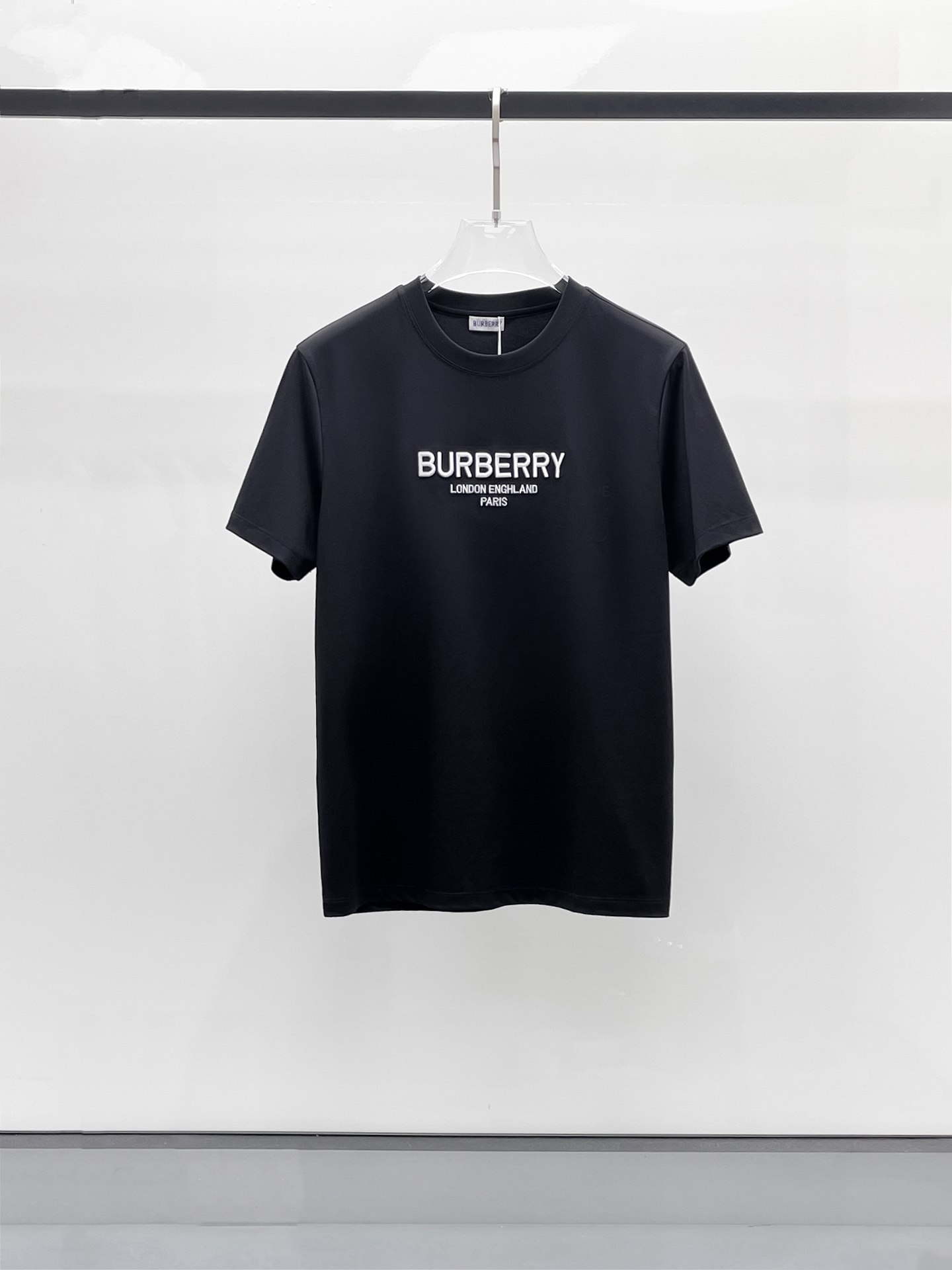 NO:446943,Burberry Top Quality 2025 new short-sleeved products!  Selected 100 double-sided mercerated cotton fabrics, soft to the touch. Top imported private goods, fashionable design, trendy short sleeves, undeniable quality, excellent effect on the upper body, the same style as the luxury official website!  Size M-3XL 015, burberry, T-shirt, alexander wang19860909巴宝莉 顶级品质 2025款新品短袖！精选100支双面丝光棉面料,手感柔软.顶级进口私货,时尚设计潮流短袖,不失奢华 品质毋庸置疑 上身效果超赞,奢华官网同款！尺码M-3XL 015,,burberry,T-shirt,alexander wang,Men's clothing