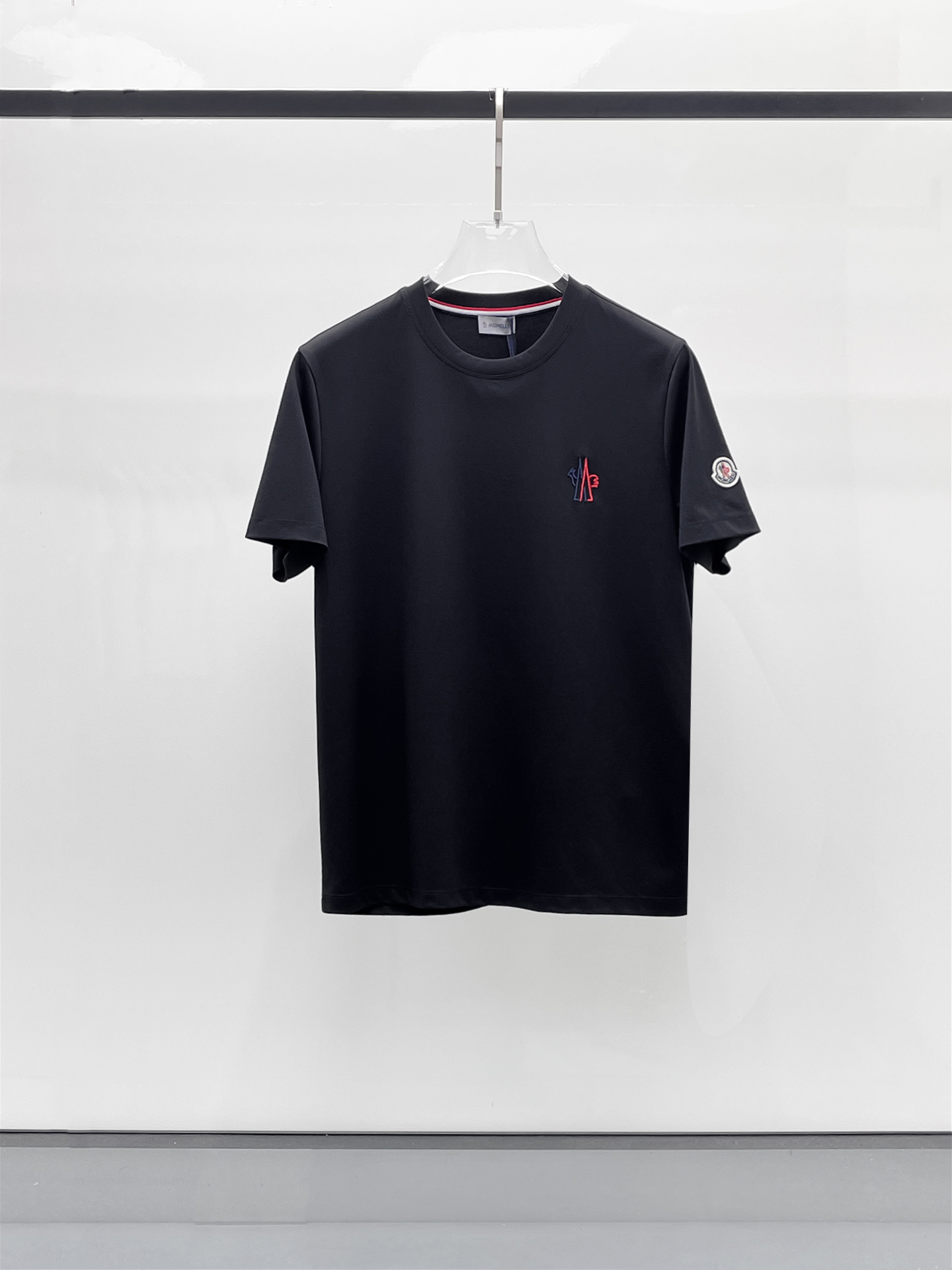 NO:446952,Mask top quality 2025 new short-sleeved products!  Selected 100 double-sided mercerated cotton fabrics, soft to the touch. Top imported private goods, fashionable design, trendy short sleeves, undeniable quality, excellent effect on the upper body, the same style as the luxury official website!  Size M-3XL 015, Moncler, T-shirt, alexander wang19860909蒙口 顶级品质 2025款新品短袖！精选100支双面丝光棉面料,手感柔软.顶级进口私货,时尚设计潮流短袖,不失奢华 品质毋庸置疑 上身效果超赞,奢华官网同款！尺码M-3XL 015,,Moncler,T-shirt,alexander wang,Men's clothing