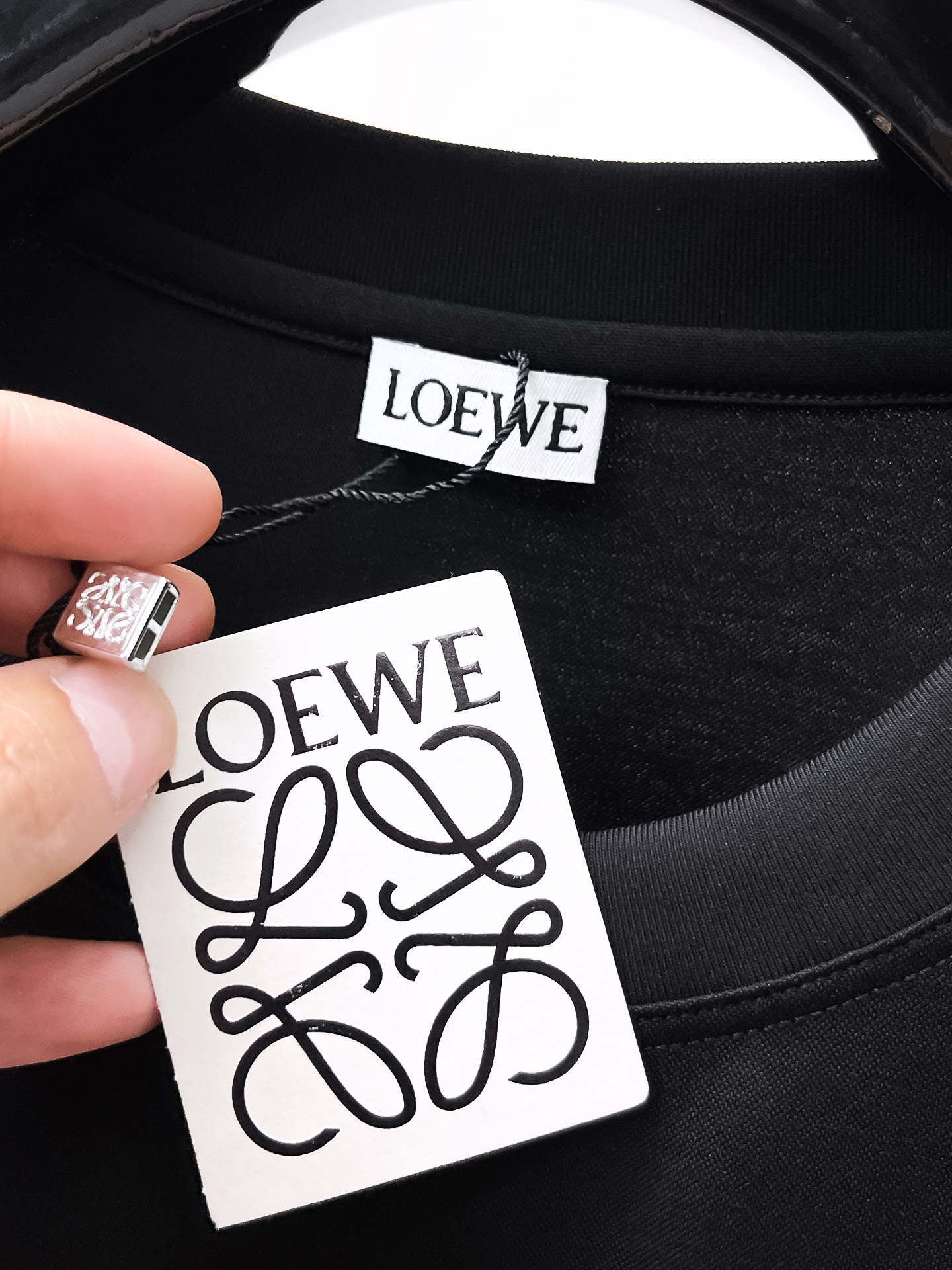  罗意威  2025春夏新款首发专柜最新款圆领短袖 高端订制 设计前卫时尚！品牌logo重工艺设计 高端