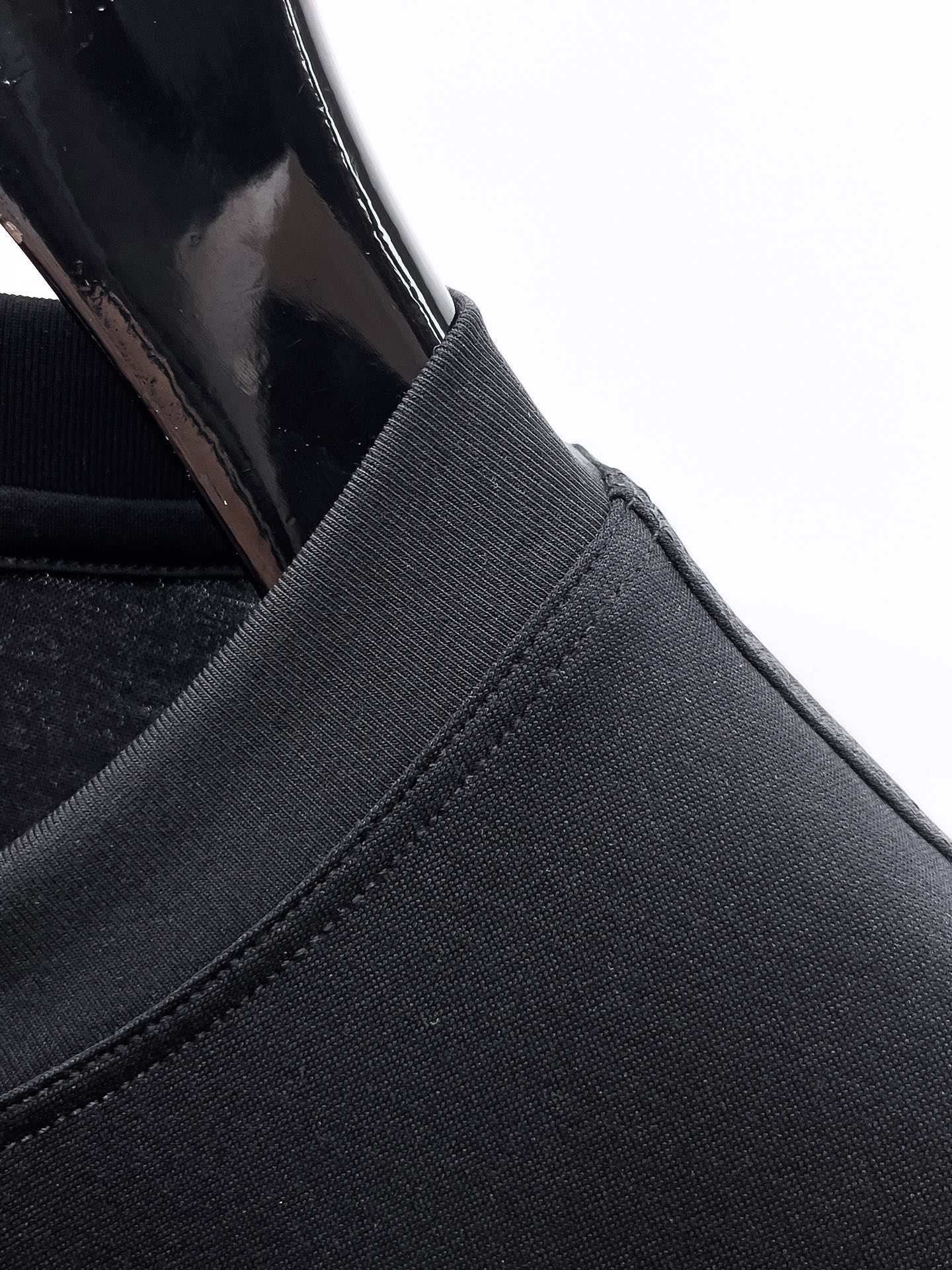  罗意威  2025春夏新款首发专柜最新款圆领短袖 高端订制 设计前卫时尚！品牌logo重工艺设计 高端