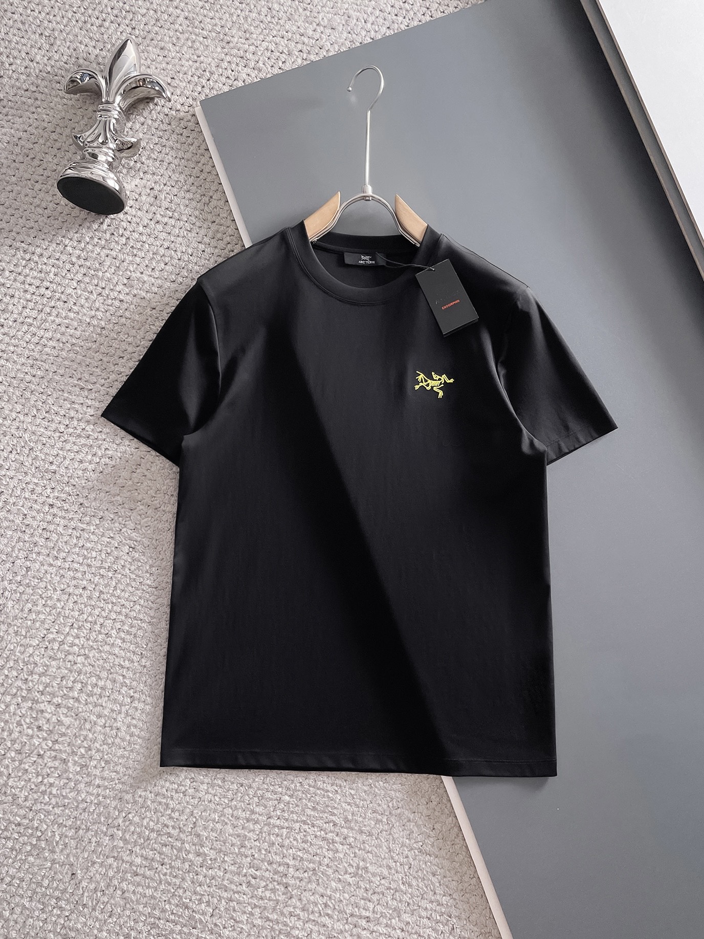 NO:457620,Archaeopteryx 2025 spring and summer new model first launch counter latest round neck short sleeves, high-end customization, avant-garde and fashionable design!  Brand logo heavy craft design, high-end customized 100 double-sided mercerated cotton fabric, soft feel, comfortable to wear, exquisite counter-level car line, fine workmanship, invincible and handsome upper body effect!  A must-have item for handsome men!  Code number M-3xL, arc'teryx, T-shirt, alexander wang19860909始祖鸟 2025春夏新款首发专柜最新款圆领短袖 高端订制 设计前卫时尚！品牌logo重工艺设计 高端定制100支双面丝光棉面料.手感柔软.穿着舒适.专柜级别精致车线.做工精细.上身效果无敌帅气！型男必备单品！码数M-3xL,arc'teryx,T-shirt,alexander wang,Men's clothing