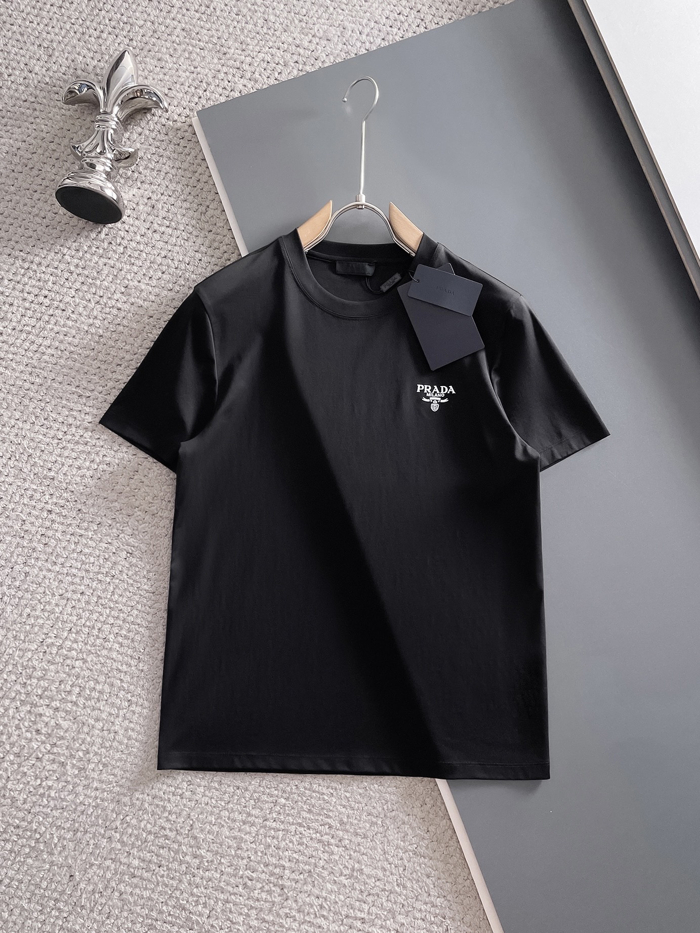 NO:481019,Prada 2025 spring and summer new styles are the latest round neck short sleeves in the counter, high-end customization, avant-garde and fashionable design!  Brand logo heavy craft design, high-end customized 100 double-sided mercerated cotton fabric, soft feel, comfortable to wear, exquisite counter-level car line, fine workmanship, invincible and handsome upper body effect!  A must-have item for handsome men!  Code number M-3xL, prada, T-shirt, alexander wang19860909普拉达 2025春夏新款首发专柜最新款圆领短袖 高端订制 设计前卫时尚！品牌logo重工艺设计 高端定制100支双面丝光棉面料.手感柔软.穿着舒适.专柜级别精致车线.做工精细.上身效果无敌帅气！型男必备单品！码数M-3xL,,prada,T-shirt,alexander wang,Men's clothing