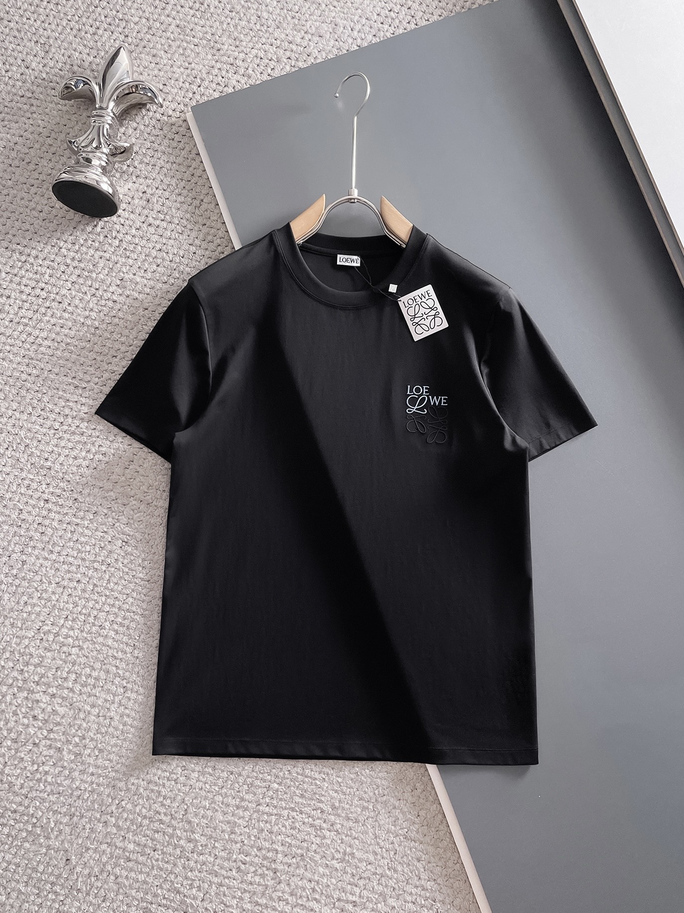 NO:481001,Luo Yiwei's new spring and summer new model in the first counter has the latest round neck short sleeves, high-end customization, avant-garde and fashionable design!  Brand logo heavy craft design, high-end customized 100 double-sided mercerated cotton fabric, soft feel, comfortable to wear, exquisite counter-level car line, fine workmanship, invincible and handsome upper body effect!  A must-have item for handsome men!  Code number M-3xL, loewe, T-shirt, alexander wang19860909罗意威 2025春夏新款首发专柜最新款圆领短袖 高端订制 设计前卫时尚！品牌logo重工艺设计 高端定制100支双面丝光棉面料.手感柔软.穿着舒适.专柜级别精致车线.做工精细.上身效果无敌帅气！型男必备单品！码数M-3xL,,loewe,T-shirt,alexander wang,Men's clothing