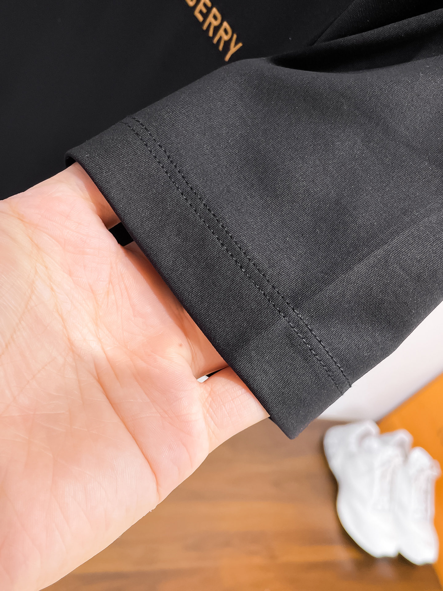 巴宝莉 2025春夏新款首发专柜最新款圆领短袖 高端订制 设计前卫时尚！品牌logo重工艺设计 高端定制