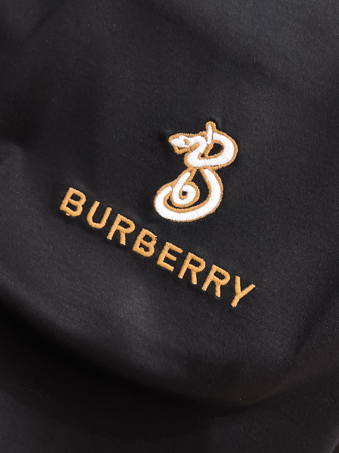 巴宝莉 2025春夏新款首发专柜最新款圆领短袖 高端订制 设计前卫时尚！品牌logo重工艺设计 高端定制