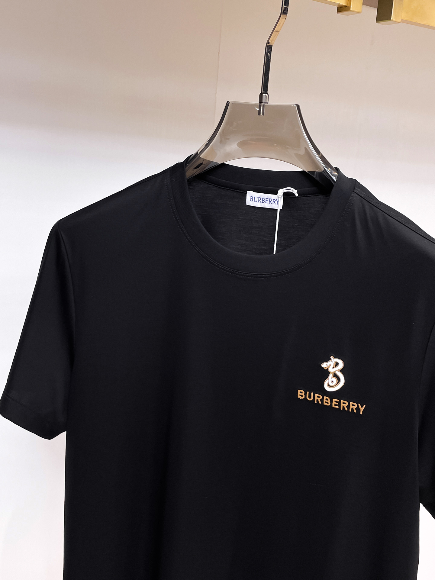 巴宝莉 2025春夏新款首发专柜最新款圆领短袖 高端订制 设计前卫时尚！品牌logo重工艺设计 高端定制