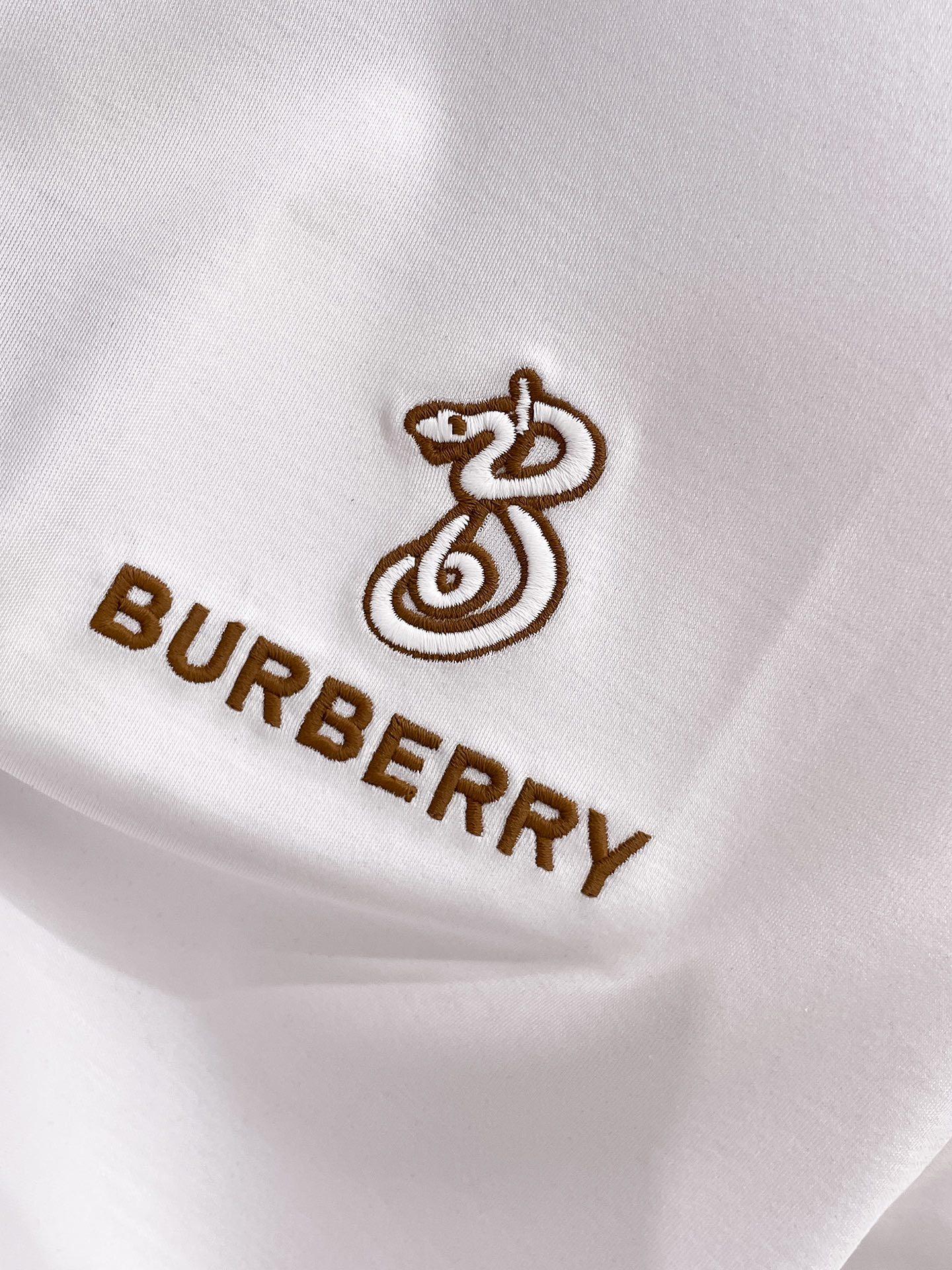 巴宝莉 2025春夏新款首发专柜最新款圆领短袖 高端订制 设计前卫时尚！品牌logo重工艺设计 高端定制