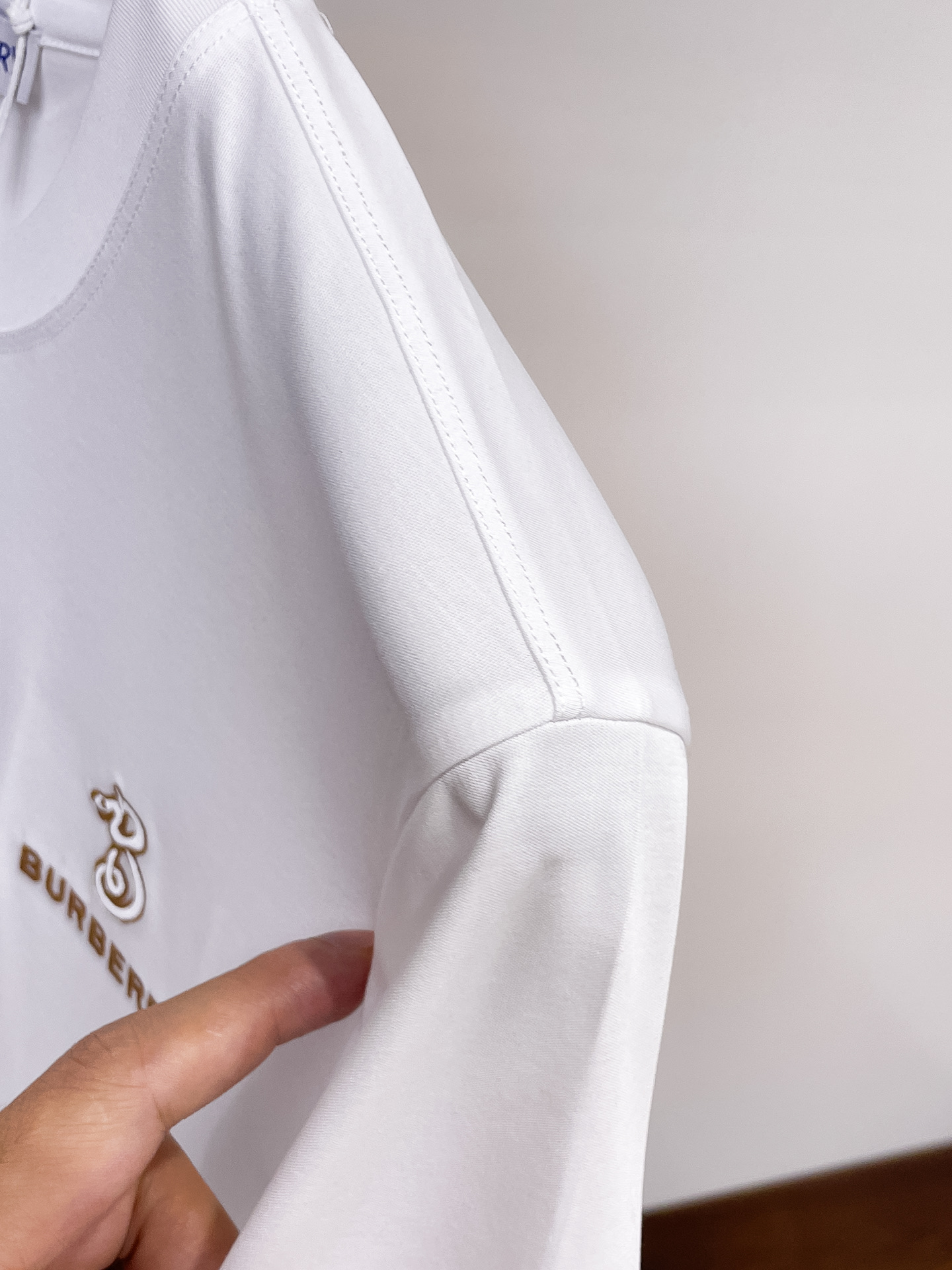 巴宝莉 2025春夏新款首发专柜最新款圆领短袖 高端订制 设计前卫时尚！品牌logo重工艺设计 高端定制