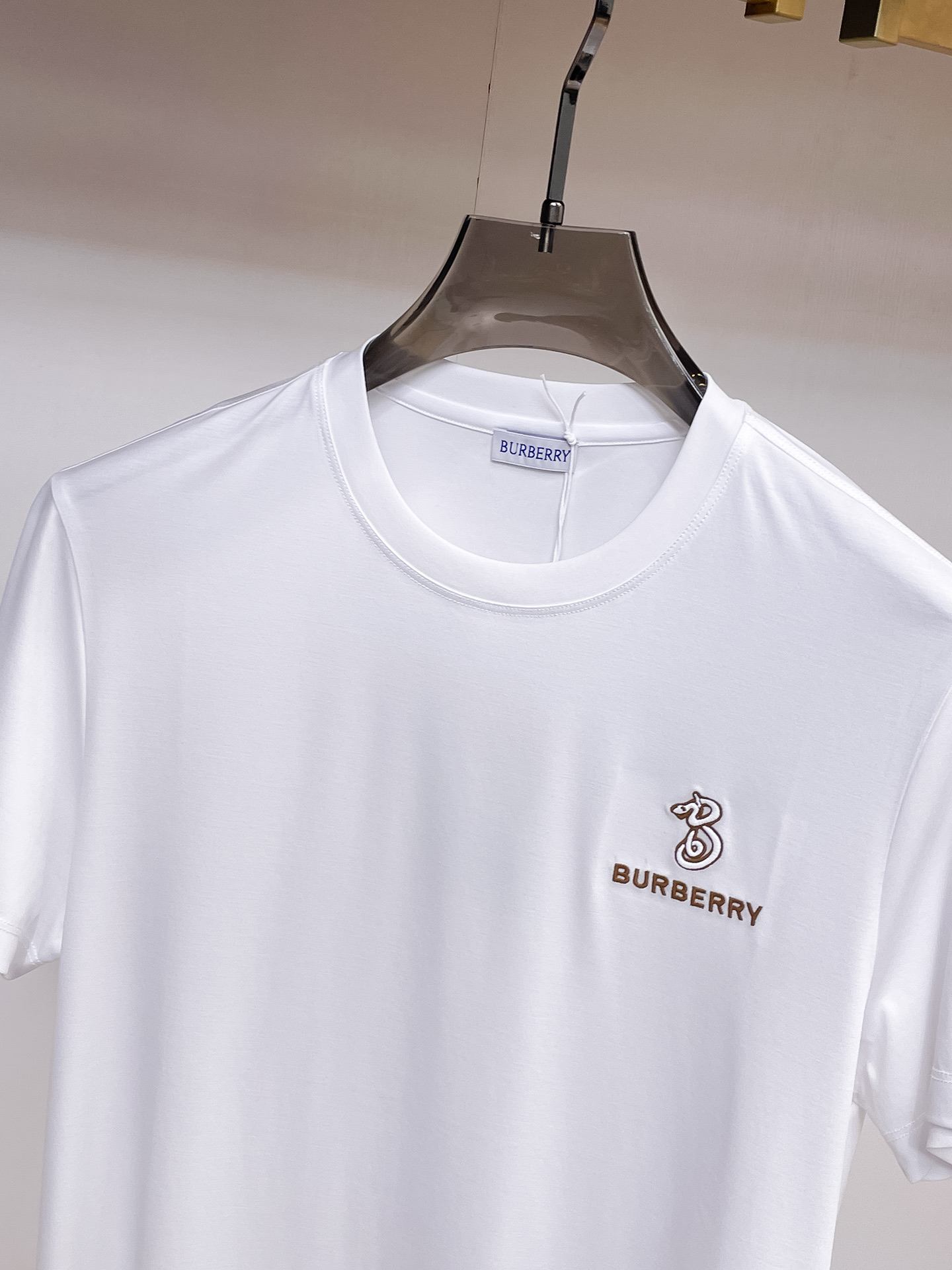 巴宝莉 2025春夏新款首发专柜最新款圆领短袖 高端订制 设计前卫时尚！品牌logo重工艺设计 高端定制