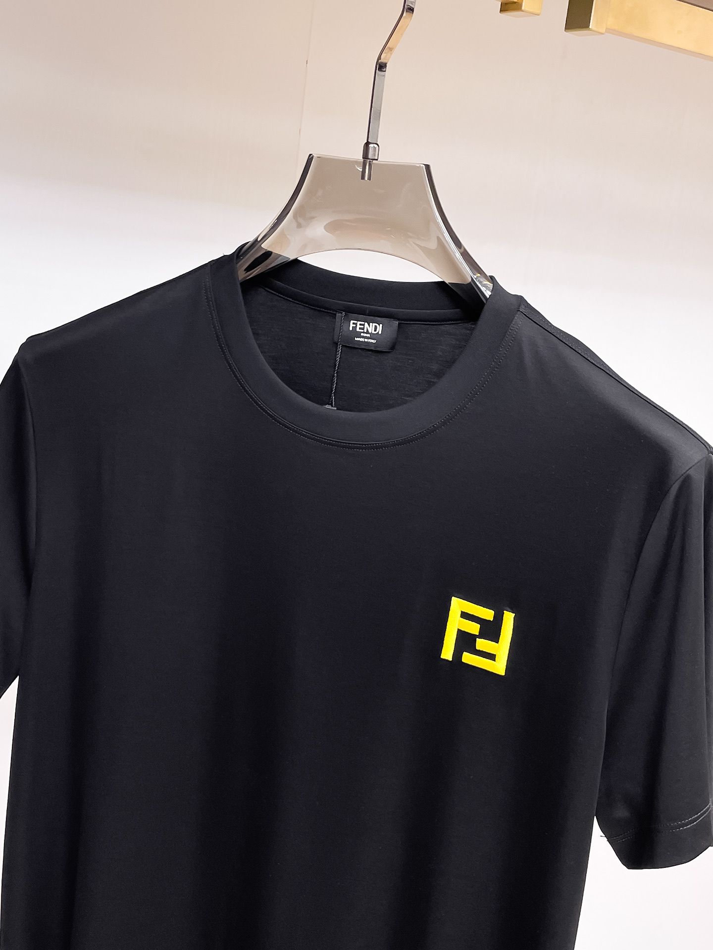 芬迪 2025春夏新款首发专柜最新款圆领短袖 高端订制 设计前卫时尚！品牌logo重工艺设计 高端定制1