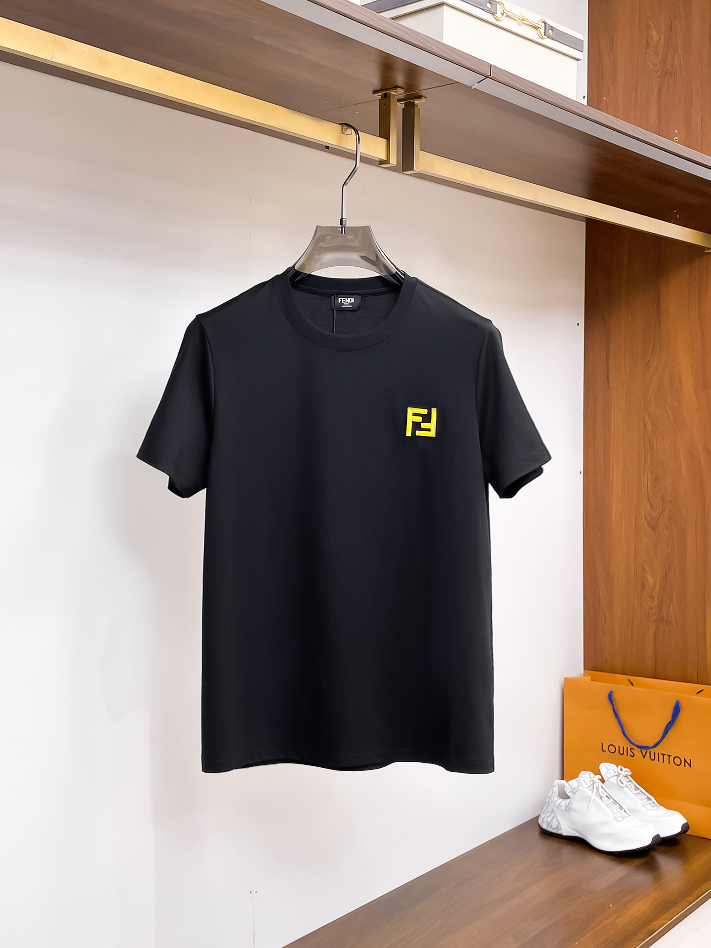 NO:518621,Fendi 2025 spring and summer new styles are the latest round neck short sleeves in the counter, high-end customization, avant-garde and fashionable design!  Brand logo heavy craft design, high-end customized 100 double-sided mercerated cotton fabric, soft feel, comfortable to wear, exquisite counter-level car line, fine workmanship, invincible and handsome upper body effect!  A must-have item for handsome men!  Code number M-3xL, fendi, T-shirt, alexander wang19860909芬迪 2025春夏新款首发专柜最新款圆领短袖 高端订制 设计前卫时尚！品牌logo重工艺设计 高端定制100支双面丝光棉面料.手感柔软.穿着舒适.专柜级别精致车线.做工精细.上身效果无敌帅气！型男必备单品！码数M-3xL,,fendi,T-shirt,alexander wang,Men's clothing