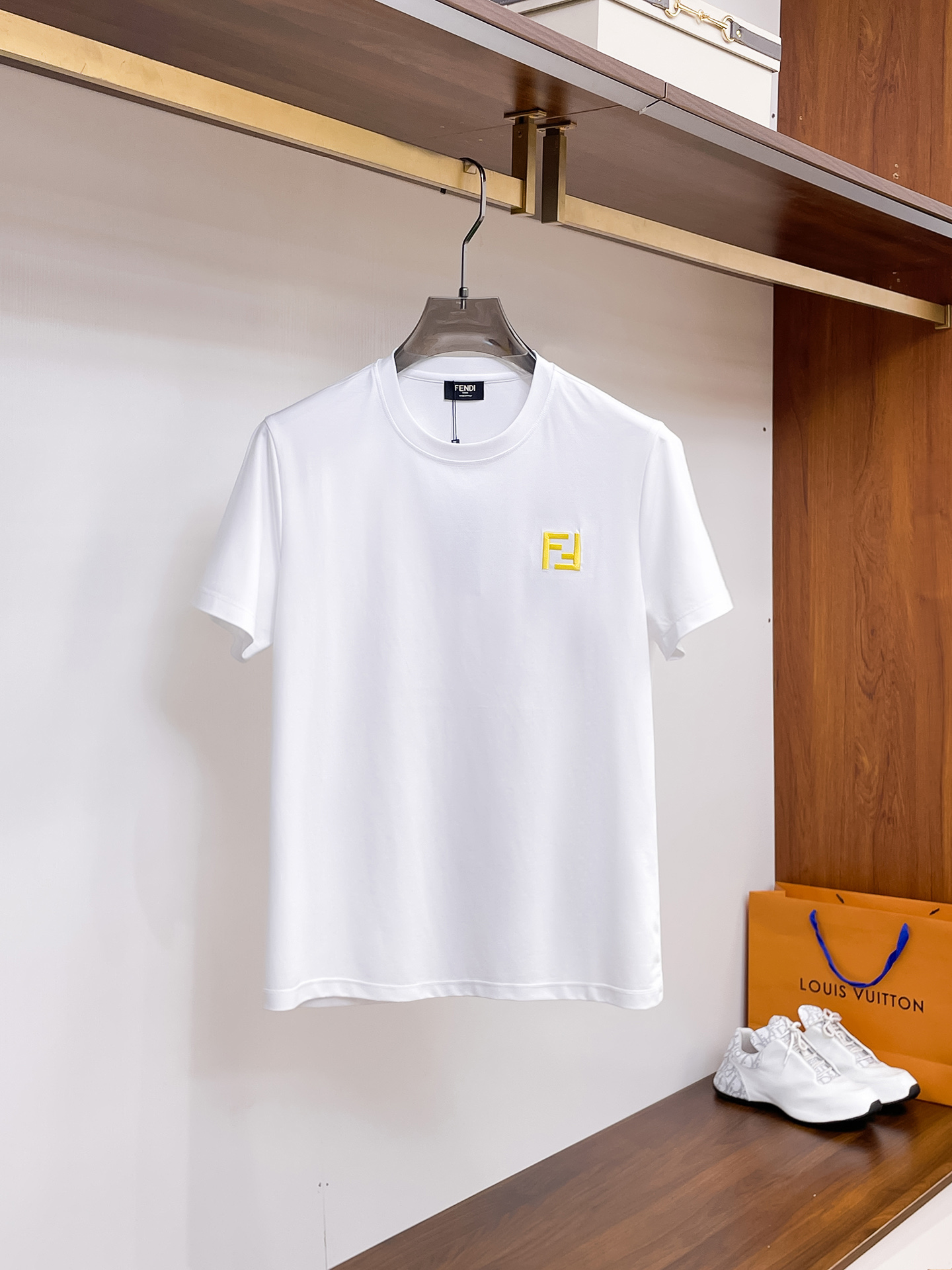 NO:473913,Fendi 2025 spring and summer new styles are the latest round neck short sleeves in the counter, high-end customization, avant-garde and fashionable design!  Brand logo heavy craft design, high-end customized 100 double-sided mercerated cotton fabric, soft feel, comfortable to wear, exquisite counter-level car line, fine workmanship, invincible and handsome upper body effect!  A must-have item for handsome men!  Code number M-3xL, fendi, T-shirt, alexander wang19860909芬迪 2025春夏新款首发专柜最新款圆领短袖 高端订制 设计前卫时尚！品牌logo重工艺设计 高端定制100支双面丝光棉面料.手感柔软.穿着舒适.专柜级别精致车线.做工精细.上身效果无敌帅气！型男必备单品！码数M-3xL,,fendi,T-shirt,alexander wang,Men's clothing