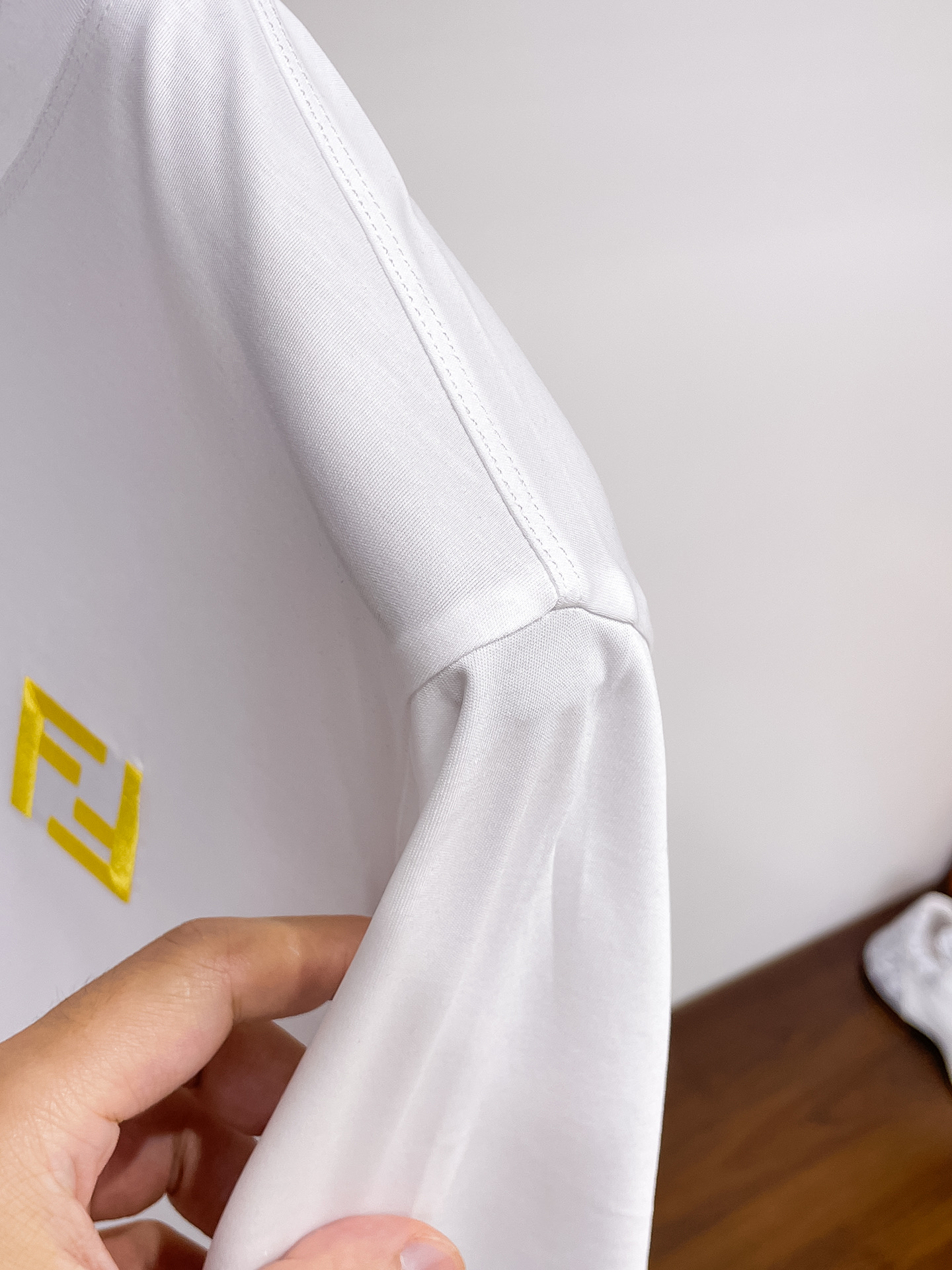 芬迪 2025春夏新款首发专柜最新款圆领短袖 高端订制 设计前卫时尚！品牌logo重工艺设计 高端定制1