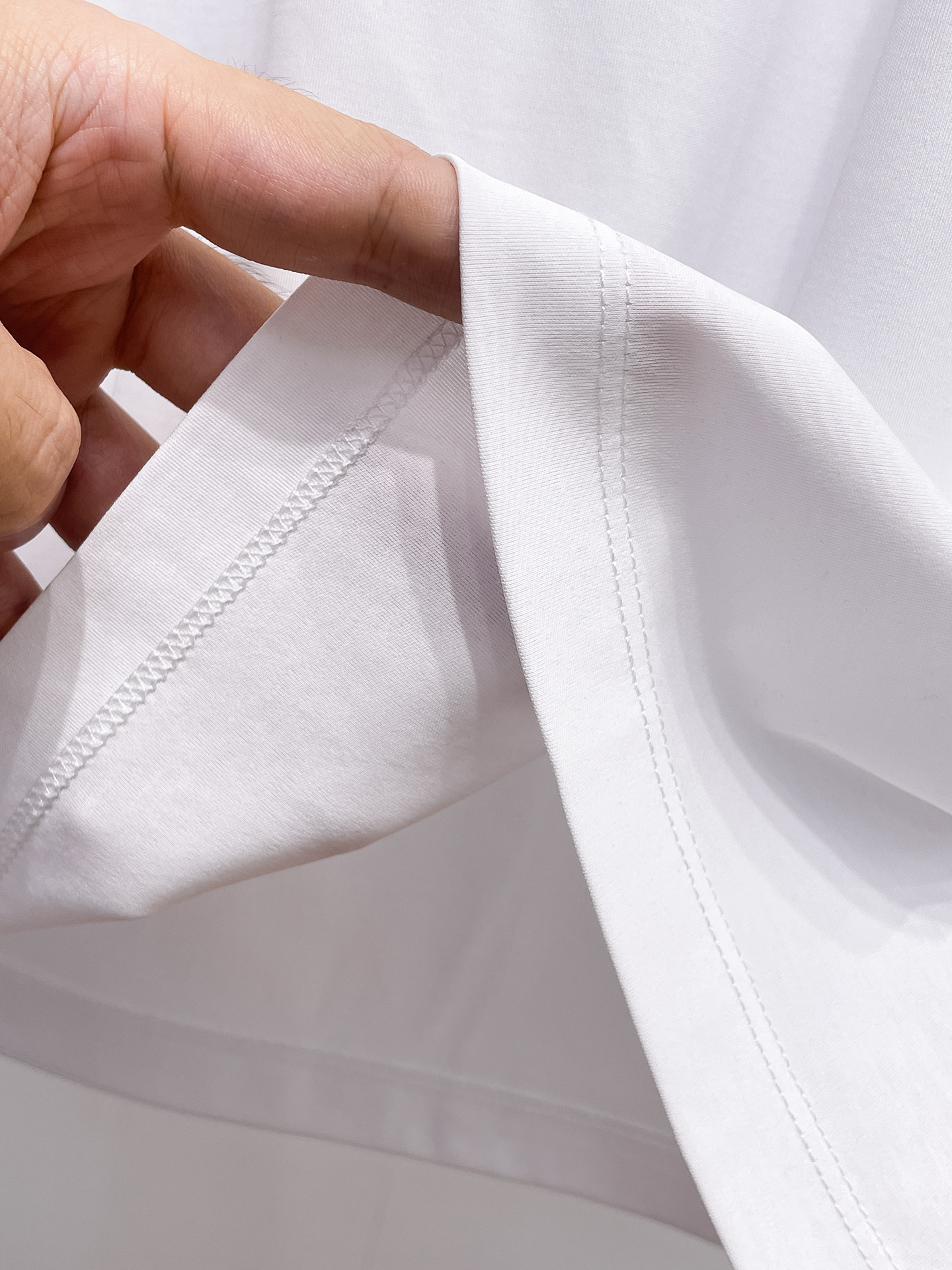 芬迪 2025春夏新款首发专柜最新款圆领短袖 高端订制 设计前卫时尚！品牌logo重工艺设计 高端定制1