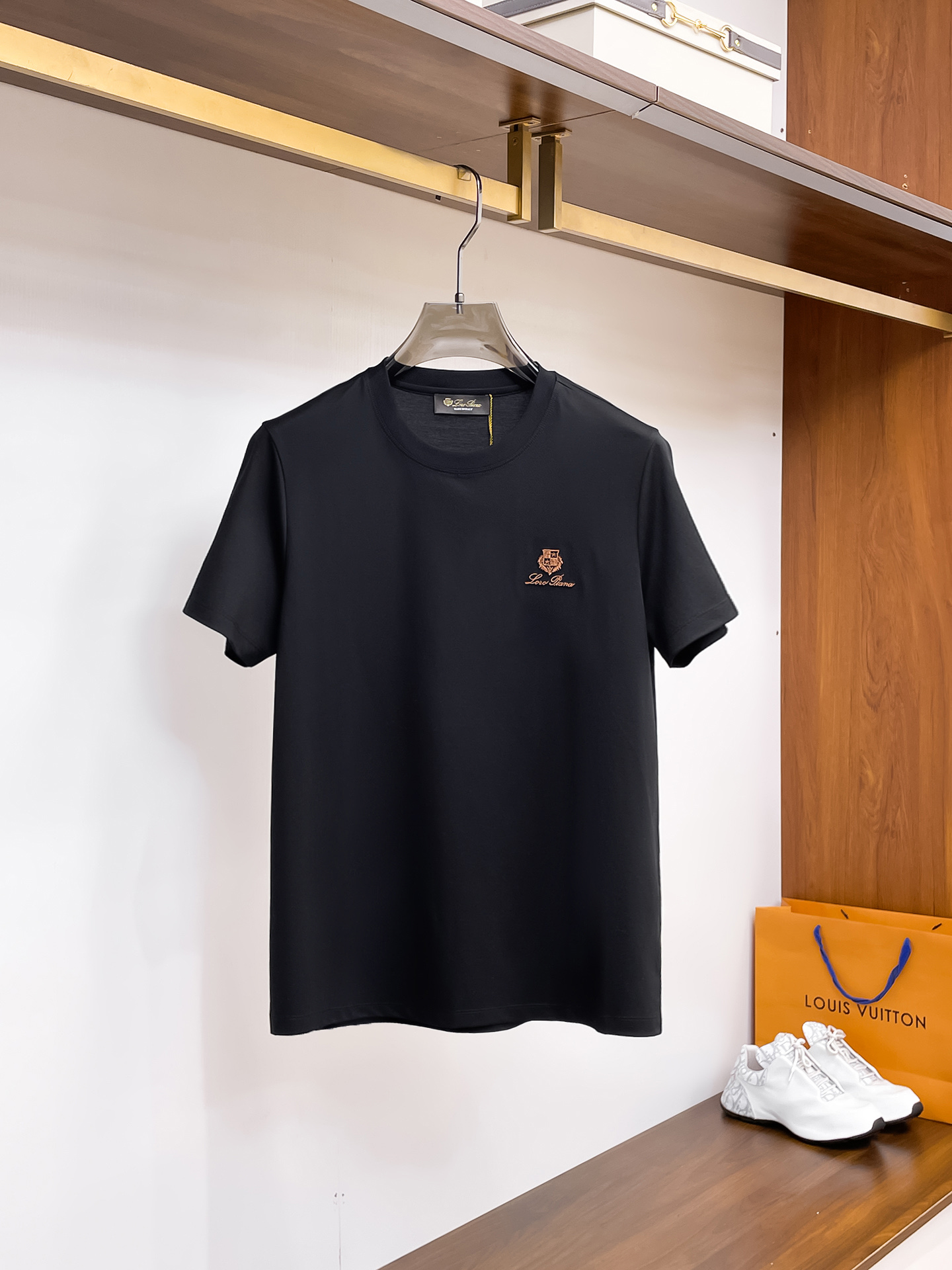 NO:518624,LP Noyou Pianya 2025 spring and summer new style first-time counter latest round neck short sleeves, high-end customization, avant-garde and fashionable design!  Brand logo heavy craft design, high-end customized 100 double-sided mercerated cotton fabric, soft feel, comfortable to wear, exquisite counter-level car line, fine workmanship, invincible and handsome upper body effect!  A must-have item for handsome men!  Code number M-3xL, loro piana, T-shirt, alexander wang19860909LP 诺悠翩雅 2025春夏新款首发专柜最新款圆领短袖 高端订制 设计前卫时尚！品牌logo重工艺设计 高端定制100支双面丝光棉面料.手感柔软.穿着舒适.专柜级别精致车线.做工精细.上身效果无敌帅气！型男必备单品！码数M-3xL,,loro piana,T-shirt,alexander wang,Men's clothing