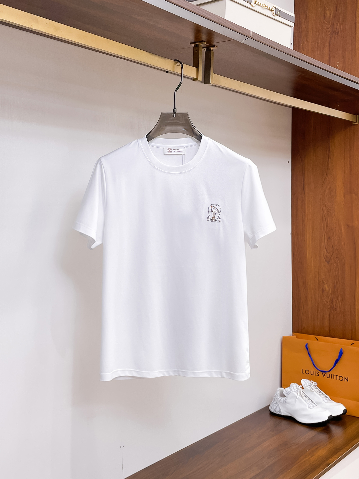 NO:473921,BC 2025 spring and summer new styles are the latest round neck short sleeves in the counter, high-end customization, avant-garde and fashionable design!  Brand logo heavy craft design, high-end customized 100 double-sided mercerated cotton fabric, soft feel, comfortable to wear, exquisite counter-level car line, fine workmanship, invincible and handsome upper body effect!  A must-have item for handsome men!  Code number M-3xL, T-shirt, alexander wang19860909BC 2025春夏新款首发专柜最新款圆领短袖 高端订制 设计前卫时尚！品牌logo重工艺设计 高端定制100支双面丝光棉面料.手感柔软.穿着舒适.专柜级别精致车线.做工精细.上身效果无敌帅气！型男必备单品！码数M-3xL,,T-shirt,alexander wang,Men's clothing