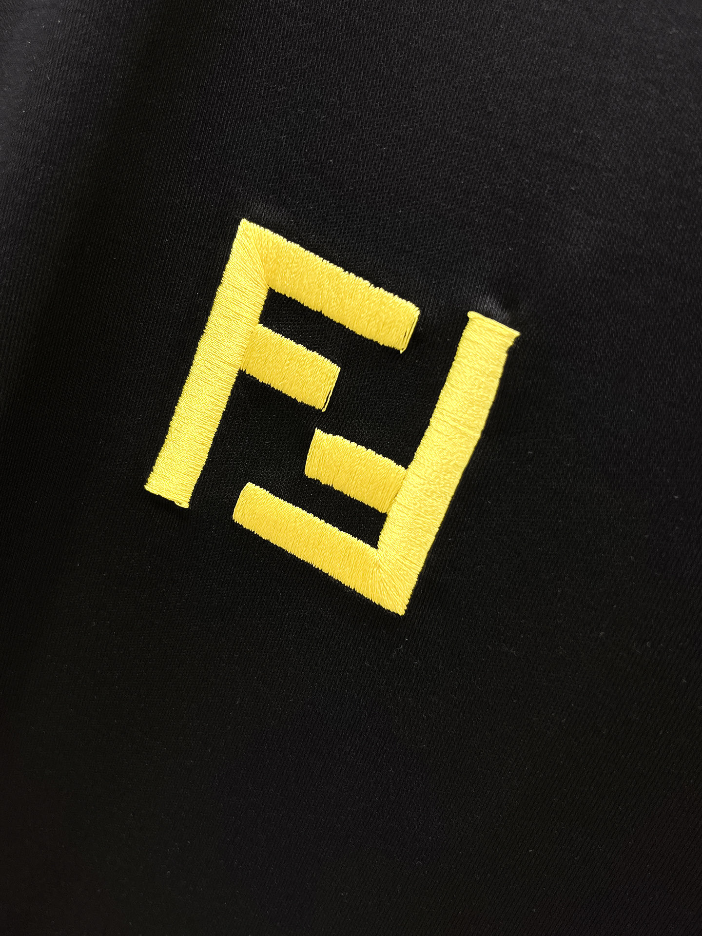  芬迪 2025春夏新款首发专柜最新款圆领短袖 高端订制 设计前卫时尚！品牌logo重工艺设计 高端定制