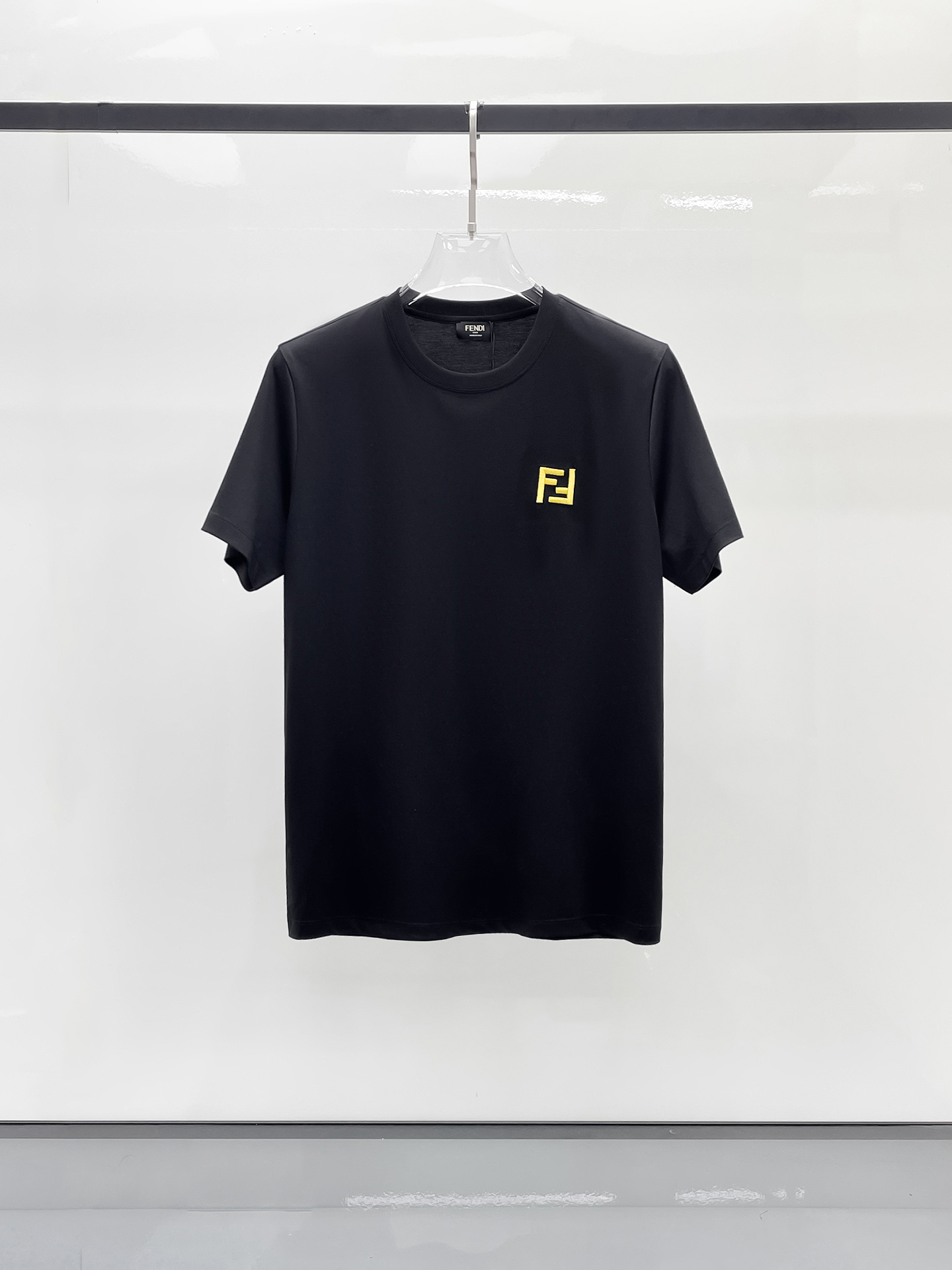  芬迪 2025春夏新款首发专柜最新款圆领短袖 高端订制 设计前卫时尚！品牌logo重工艺设计 高端定制