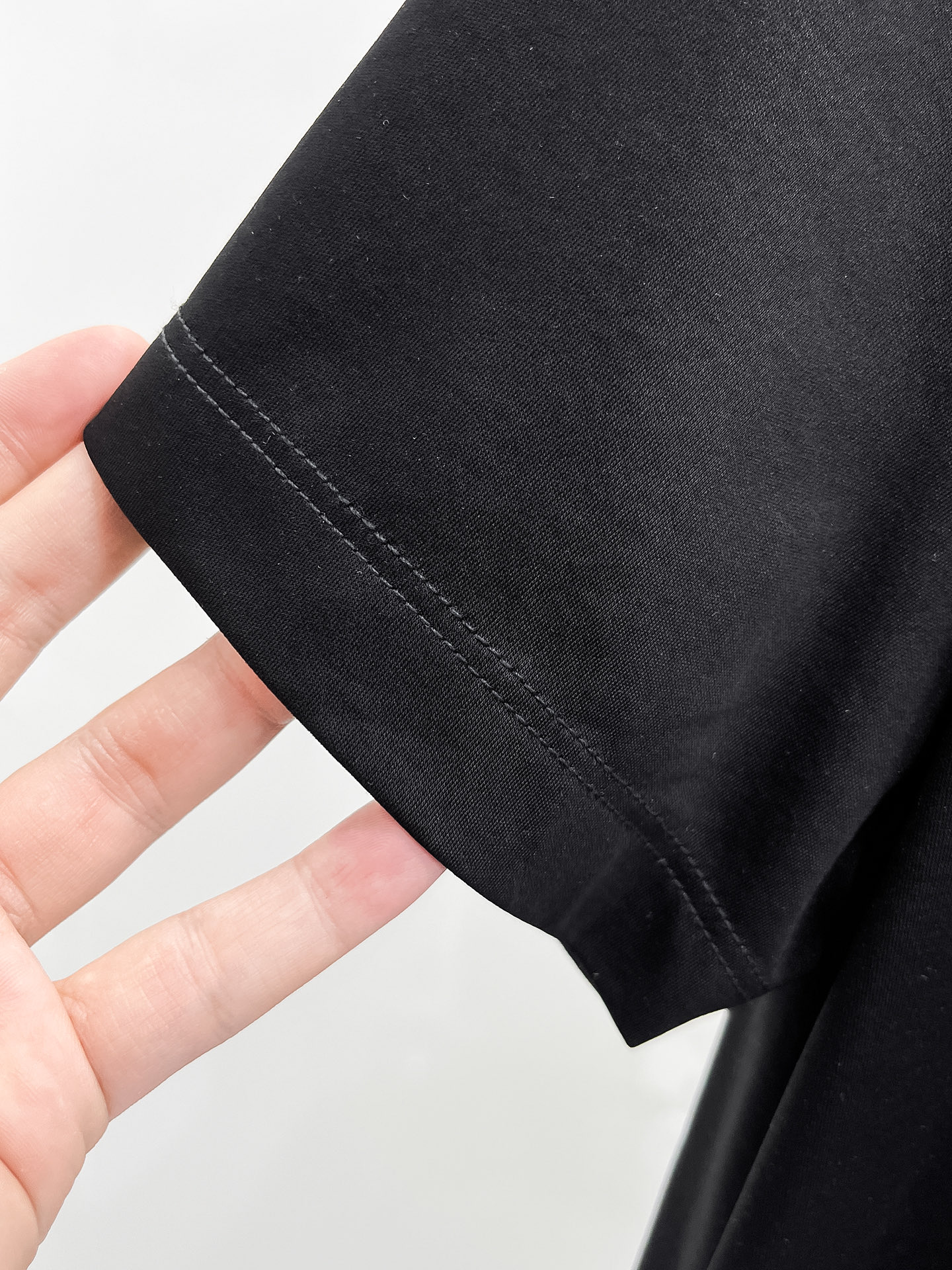  芬迪 2025春夏新款首发专柜最新款圆领短袖 高端订制 设计前卫时尚！品牌logo重工艺设计 高端定制