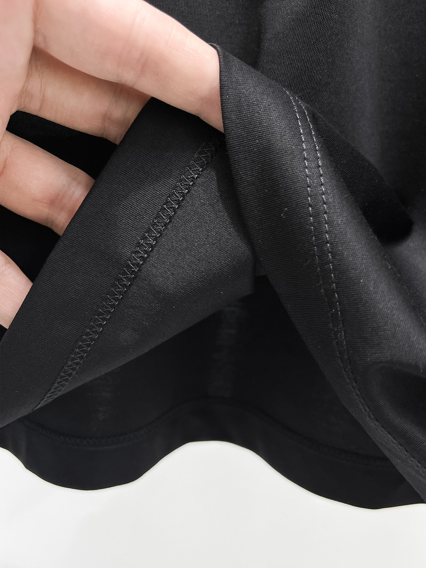  芬迪 2025春夏新款首发专柜最新款圆领短袖 高端订制 设计前卫时尚！品牌logo重工艺设计 高端定制