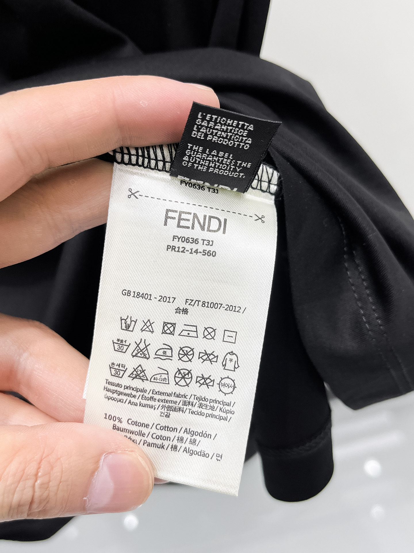  芬迪 2025春夏新款首发专柜最新款圆领短袖 高端订制 设计前卫时尚！品牌logo重工艺设计 高端定制