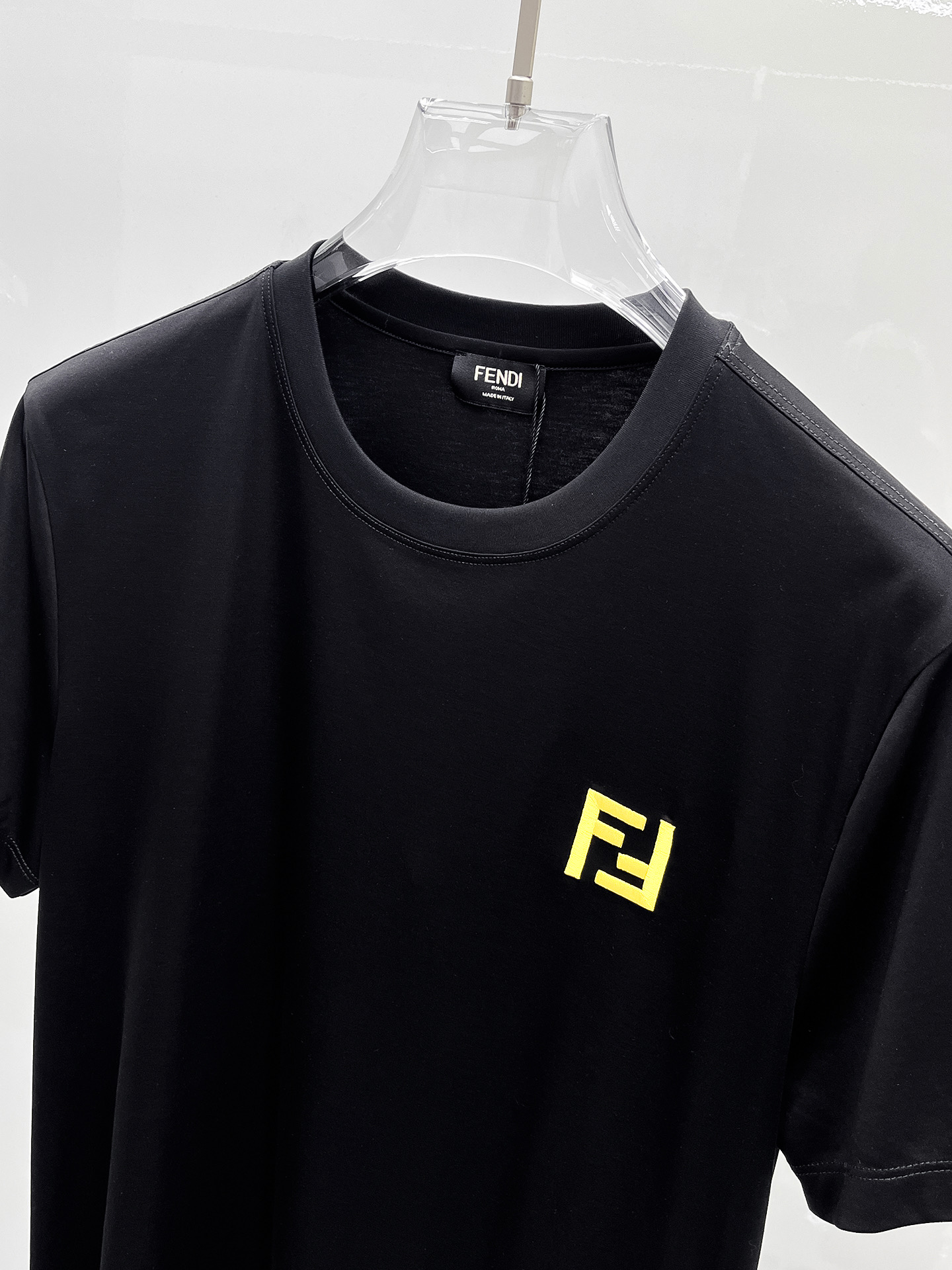  芬迪 2025春夏新款首发专柜最新款圆领短袖 高端订制 设计前卫时尚！品牌logo重工艺设计 高端定制