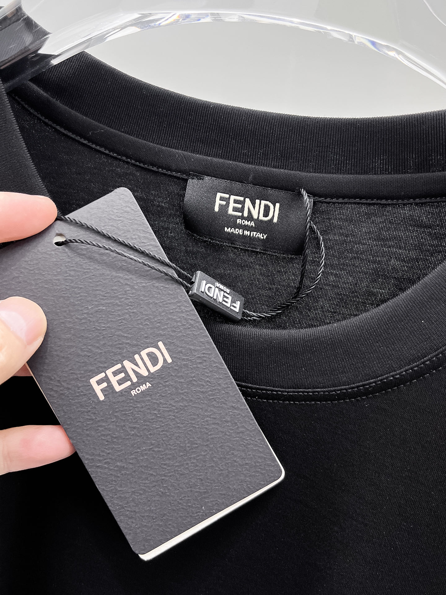  芬迪 2025春夏新款首发专柜最新款圆领短袖 高端订制 设计前卫时尚！品牌logo重工艺设计 高端定制