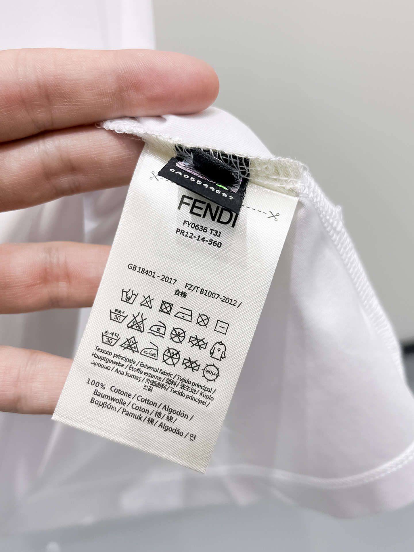  芬迪 2025春夏新款首发专柜最新款圆领短袖 高端订制 设计前卫时尚！品牌logo重工艺设计 高端定制