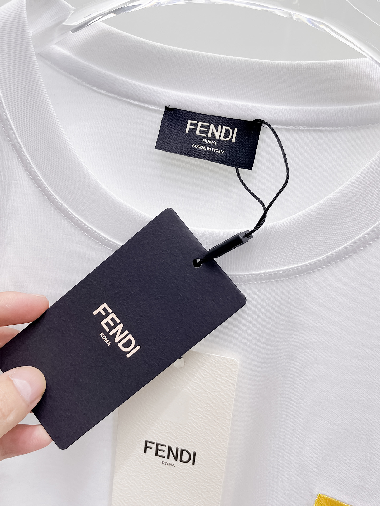  芬迪 2025春夏新款首发专柜最新款圆领短袖 高端订制 设计前卫时尚！品牌logo重工艺设计 高端定制