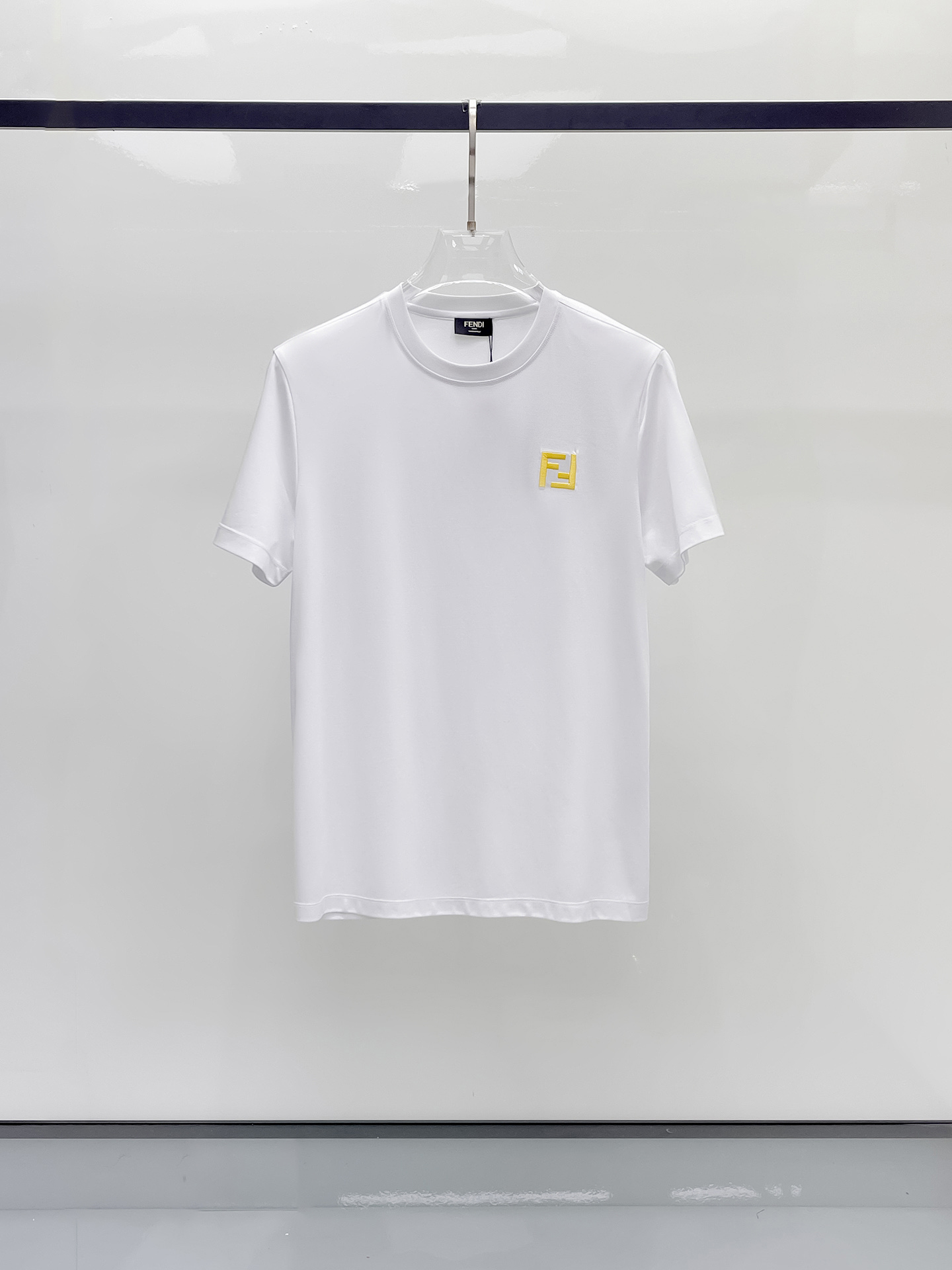  芬迪 2025春夏新款首发专柜最新款圆领短袖 高端订制 设计前卫时尚！品牌logo重工艺设计 高端定制