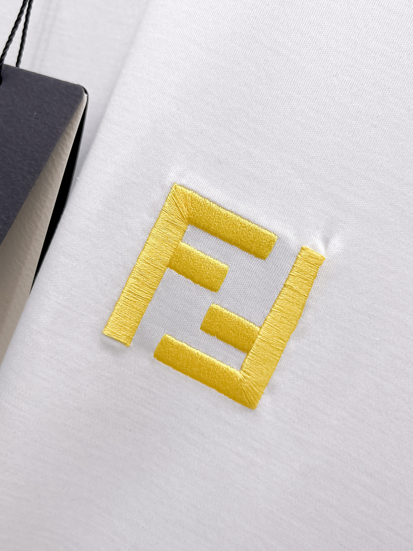  芬迪 2025春夏新款首发专柜最新款圆领短袖 高端订制 设计前卫时尚！品牌logo重工艺设计 高端定制