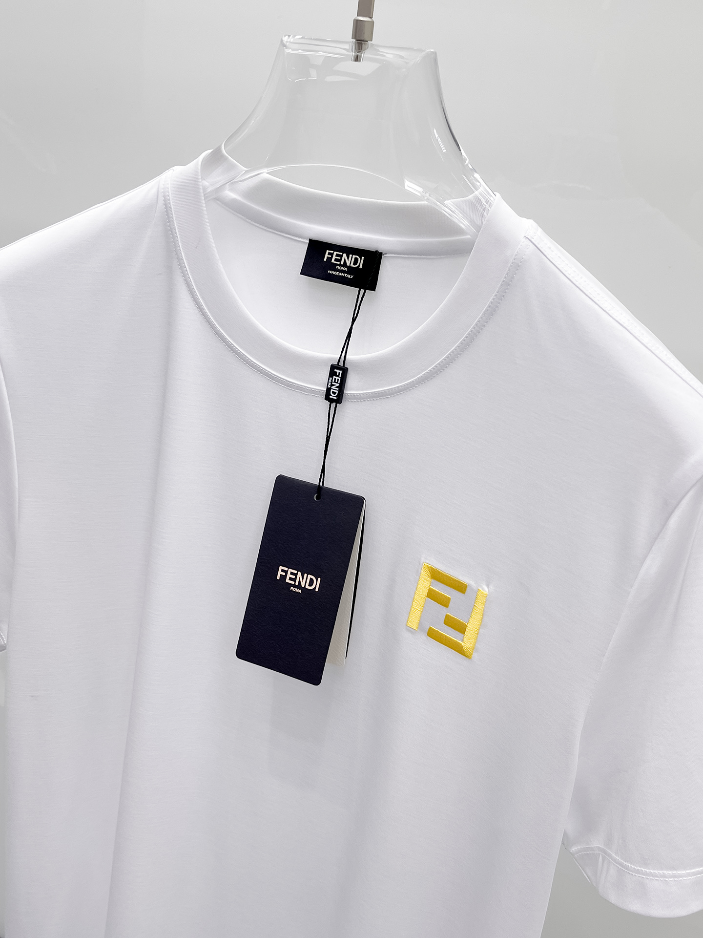  芬迪 2025春夏新款首发专柜最新款圆领短袖 高端订制 设计前卫时尚！品牌logo重工艺设计 高端定制