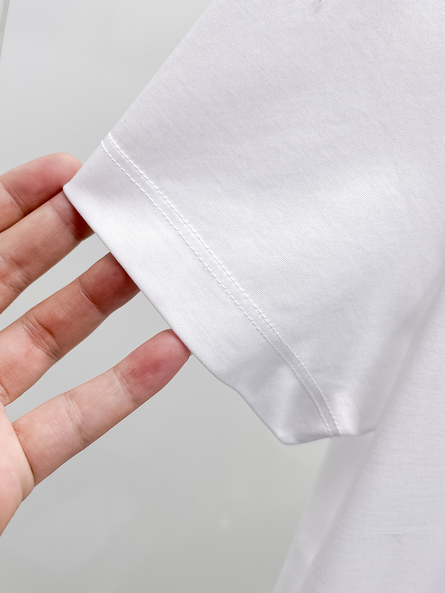  芬迪 2025春夏新款首发专柜最新款圆领短袖 高端订制 设计前卫时尚！品牌logo重工艺设计 高端定制