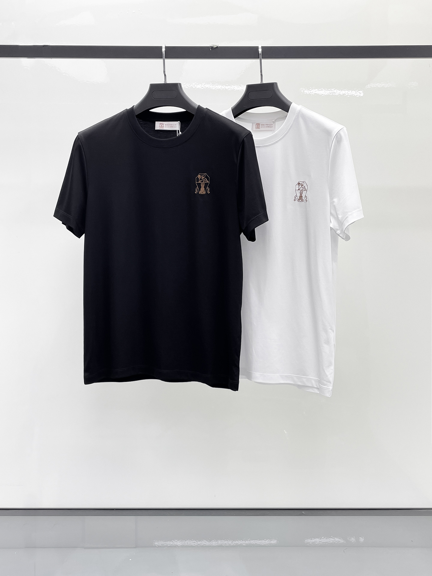 NO:509316,BC 2025 spring and summer new styles are the latest round neck short sleeves in the counter, high-end customization, avant-garde and fashionable design!  Brand logo heavy craft design, high-end customized 100 double-sided mercerated cotton fabric, soft feel, comfortable to wear, exquisite counter-level car line, fine workmanship, invincible and handsome upper body effect!  A must-have item for handsome men!  Code number M-3xL, T-shirt, alexander wang19860909BC 2025春夏新款首发专柜最新款圆领短袖 高端订制 设计前卫时尚！品牌logo重工艺设计 高端定制100支双面丝光棉面料.手感柔软.穿着舒适.专柜级别精致车线.做工精细.上身效果无敌帅气！型男必备单品！码数M-3xL,,T-shirt,alexander wang,Men's clothing