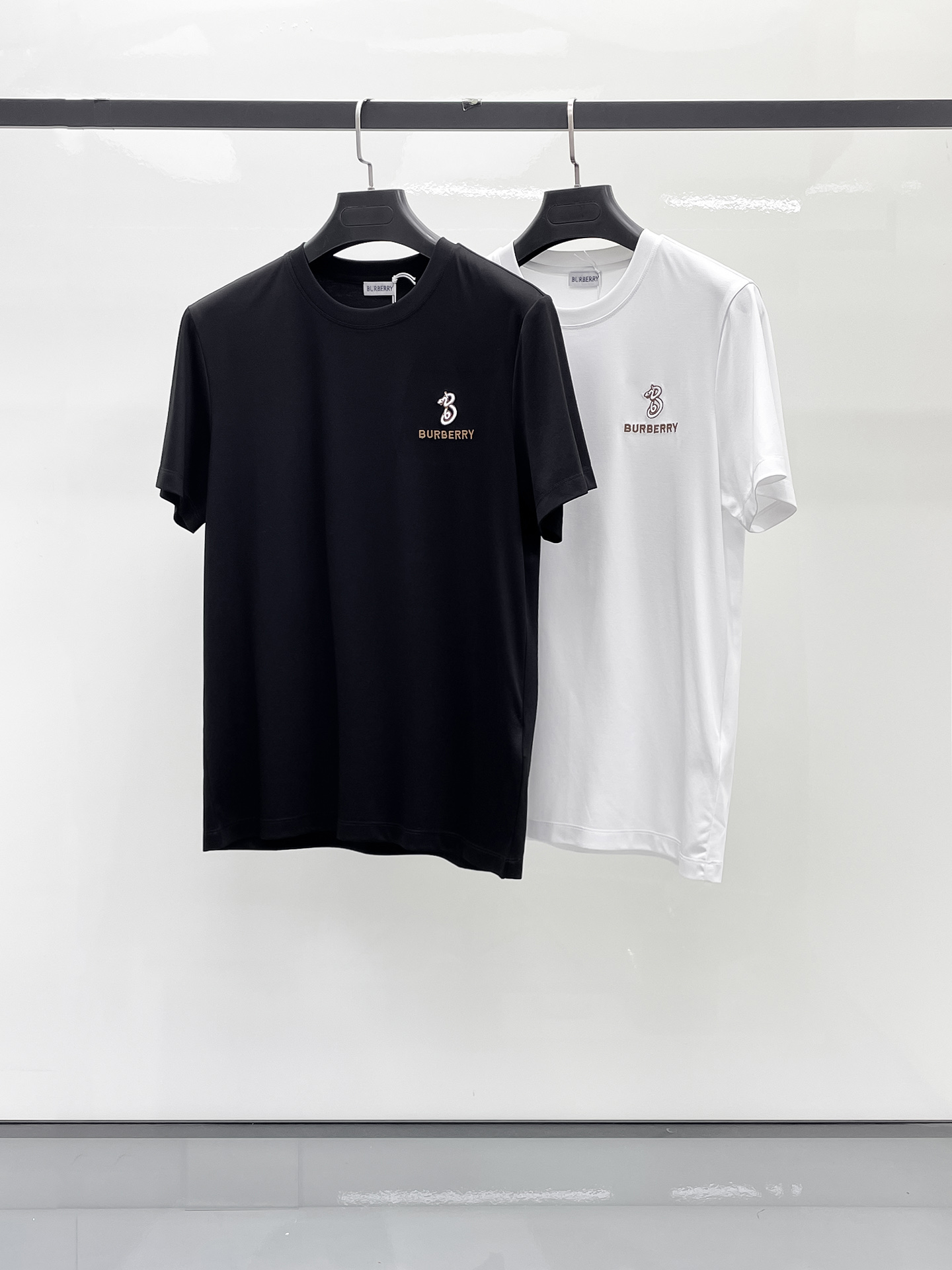 NO:491037,Burberry's new spring and summer new model in the first counter with the latest round neck short sleeves, high-end customization, avant-garde and fashionable design!  Brand logo heavy craft design, high-end customized 100 double-sided mercerated cotton fabric, soft feel, comfortable to wear, exquisite counter-level car line, fine workmanship, invincible and handsome upper body effect!  A must-have item for handsome men!  Code number M-3xL, burberry, T-shirt, alexander wang19860909巴宝莉 2025春夏新款首发专柜最新款圆领短袖 高端订制 设计前卫时尚！品牌logo重工艺设计 高端定制100支双面丝光棉面料.手感柔软.穿着舒适.专柜级别精致车线.做工精细.上身效果无敌帅气！型男必备单品！码数M-3xL,,burberry,T-shirt,alexander wang,Men's clothing