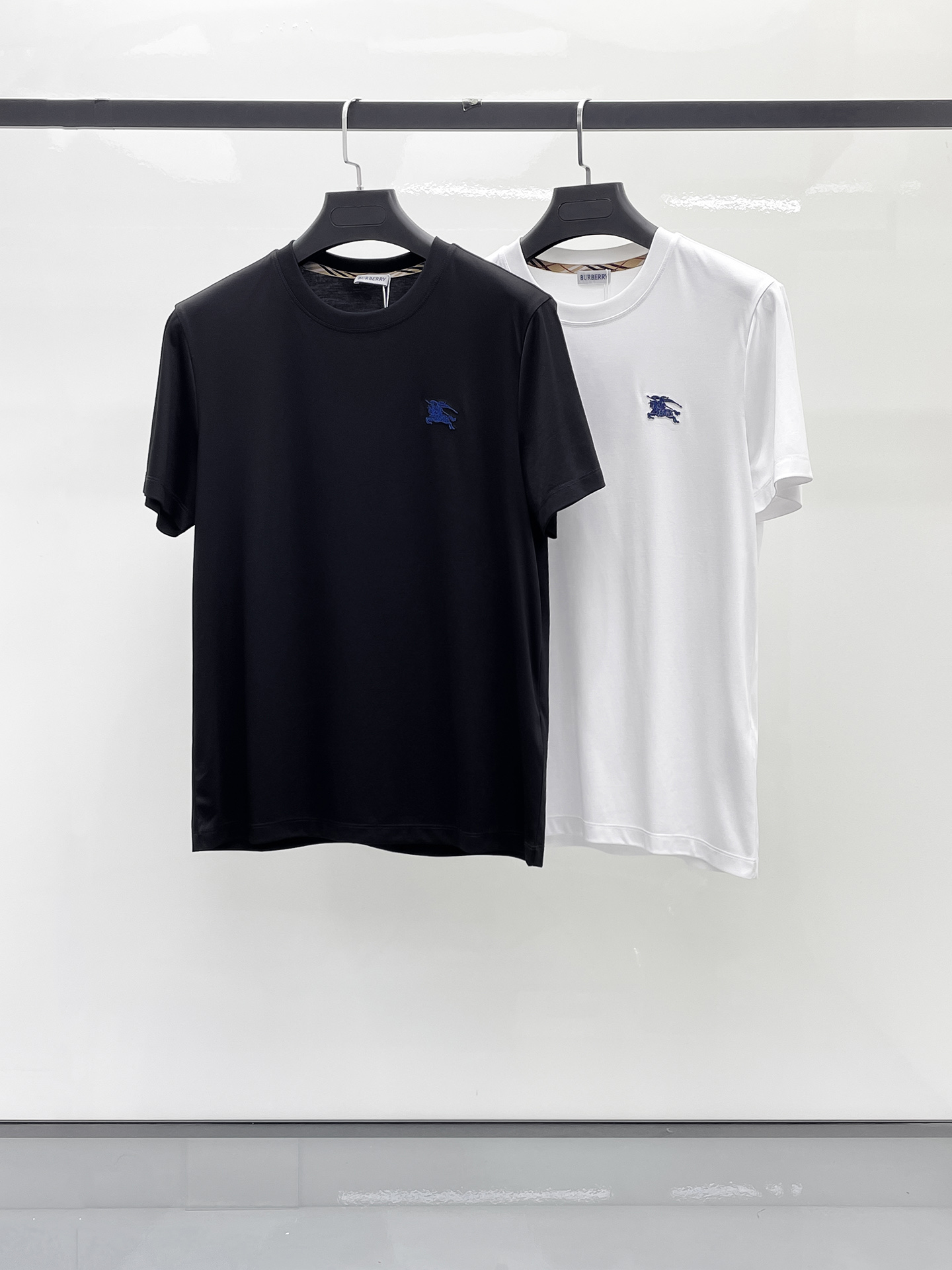 NO:491022,Burberry's new spring and summer new model in the first counter with the latest round neck short sleeves, high-end customization, avant-garde and fashionable design!  Brand logo heavy craft design, high-end customized 100 double-sided mercerated cotton fabric, soft feel, comfortable to wear, exquisite counter-level car line, fine workmanship, invincible and handsome upper body effect!  A must-have item for handsome men!  Code number M-3xL, burberry, T-shirt, alexander wang19860909巴宝莉 2025春夏新款首发专柜最新款圆领短袖 高端订制 设计前卫时尚！品牌logo重工艺设计 高端定制100支双面丝光棉面料.手感柔软.穿着舒适.专柜级别精致车线.做工精细.上身效果无敌帅气！型男必备单品！码数M-3xL,,burberry,T-shirt,alexander wang,Men's clothing