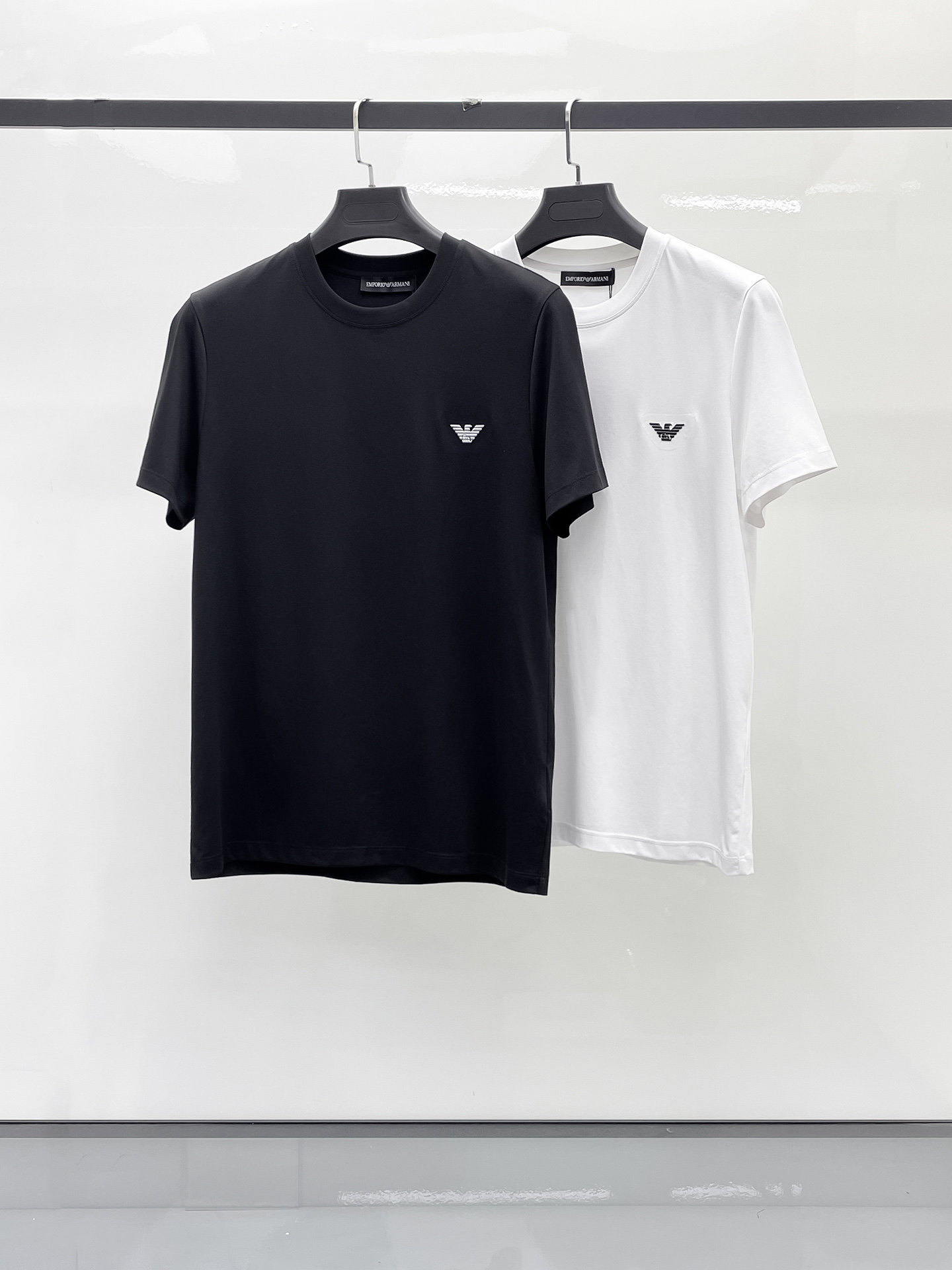 NO:491015,Armani's new spring and summer new model in the first counter with the latest round neck short sleeves, high-end customization, avant-garde and fashionable design!  Brand logo heavy craft design, high-end customized 100 double-sided mercerated cotton fabric, soft feel, comfortable to wear, exquisite counter-level car line, fine workmanship, invincible and handsome upper body effect!  A must-have item for handsome men!  Code number M-3xL, Armani, T-shirt, alexander wang19860909阿玛尼 2025春夏新款首发专柜最新款圆领短袖 高端订制 设计前卫时尚！品牌logo重工艺设计 高端定制100支双面丝光棉面料.手感柔软.穿着舒适.专柜级别精致车线.做工精细.上身效果无敌帅气！型男必备单品！码数M-3xL,,armani,T-shirt,alexander wang,Men's clothing