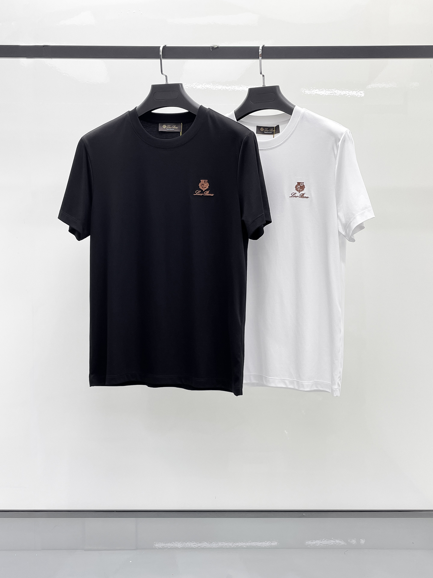 NO:491073,LP spring and summer new styles are the latest round neck short sleeves in the counter, high-end customization, avant-garde and fashionable design!  Brand logo heavy craft design, high-end customized double-sided mercerized cotton fabric, soft feel, comfortable to wear, exquisite counter-level car line, fine workmanship, invincible and handsome upper body effect!  A must-have item for handsome men!  Code number M-3xL, loro piana, T-shirt, alexander wang19860909LP 春夏新款首发专柜最新款圆领短袖 高端订制 设计前卫时尚！品牌logo重工艺设计 高端定制支双面丝光棉面料.手感柔软.穿着舒适.专柜级别精致车线.做工精细.上身效果无敌帅气！型男必备单品！码数M-3xL,,loro piana,T-shirt,alexander wang,Men's clothing