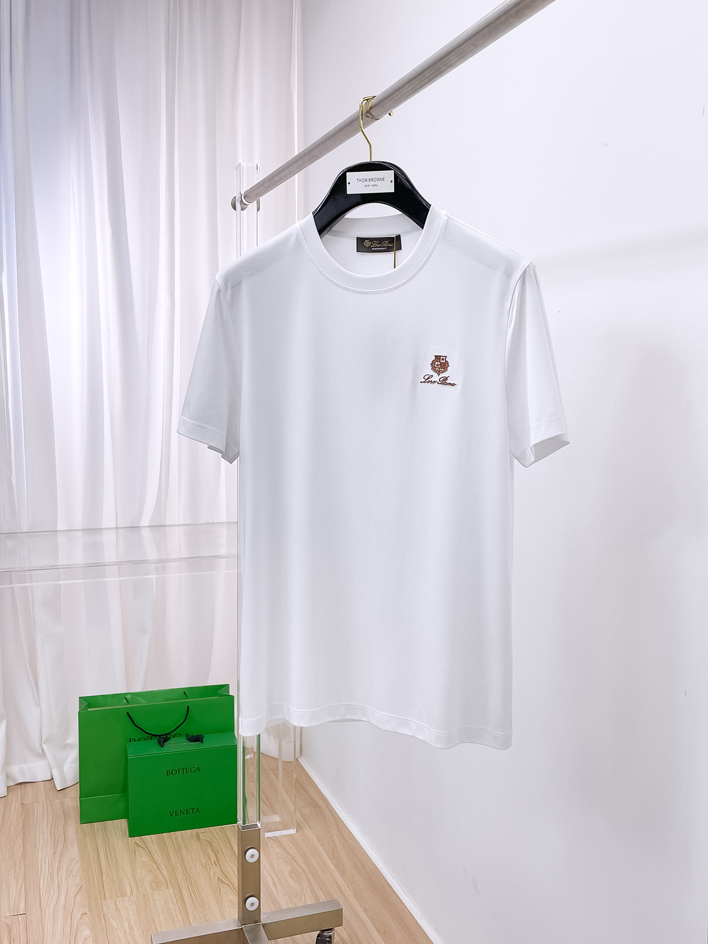 NO:486376,LP Noyou Pianya 2025 spring and summer new style first-time counter latest round neck short sleeves, high-end customization, avant-garde and fashionable design!  Brand logo heavy craft design, high-end customized 100 double-sided mercerated cotton fabric, soft feel, comfortable to wear, exquisite counter-level car line, fine workmanship, invincible and handsome upper body effect!  A must-have item for handsome men!  Code number M-3xL, loro piana, T-shirt, alexander wang19860909LP 诺悠翩雅 2025春夏新款首发专柜最新款圆领短袖 高端订制 设计前卫时尚！品牌logo重工艺设计 高端定制100支双面丝光棉面料.手感柔软.穿着舒适.专柜级别精致车线.做工精细.上身效果无敌帅气！型男必备单品！码数M-3xL,,loro piana,T-shirt,alexander wang,Men's clothing