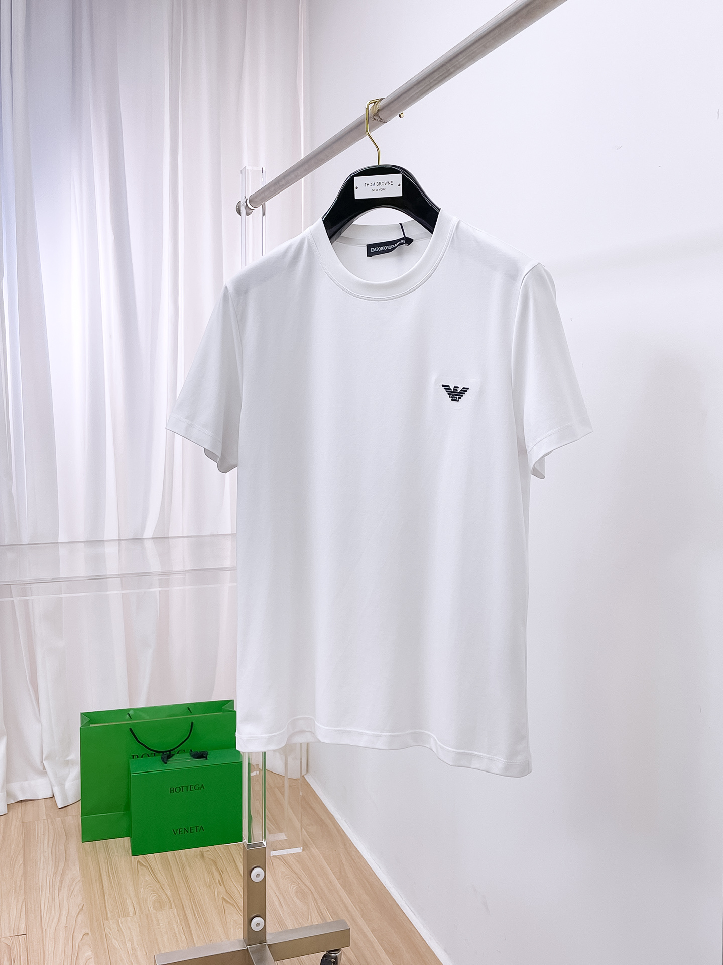  阿玛尼 2025春夏新款首发专柜最新款圆领短袖 高端订制 设计前卫时尚！品牌logo重工艺设计 高端定