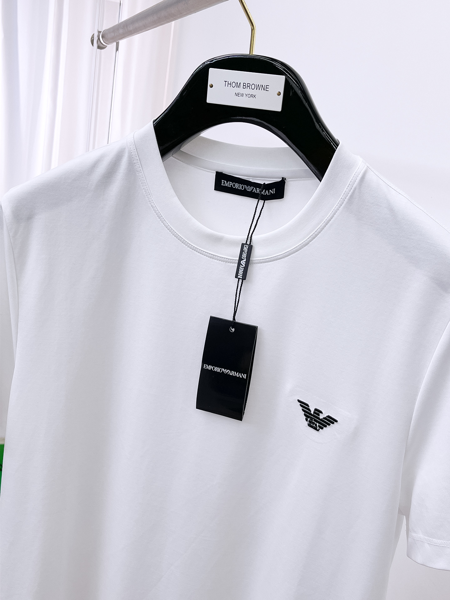  阿玛尼 2025春夏新款首发专柜最新款圆领短袖 高端订制 设计前卫时尚！品牌logo重工艺设计 高端定