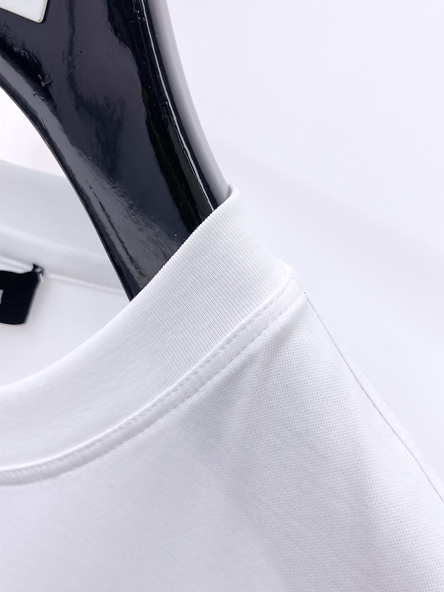  阿玛尼 2025春夏新款首发专柜最新款圆领短袖 高端订制 设计前卫时尚！品牌logo重工艺设计 高端定