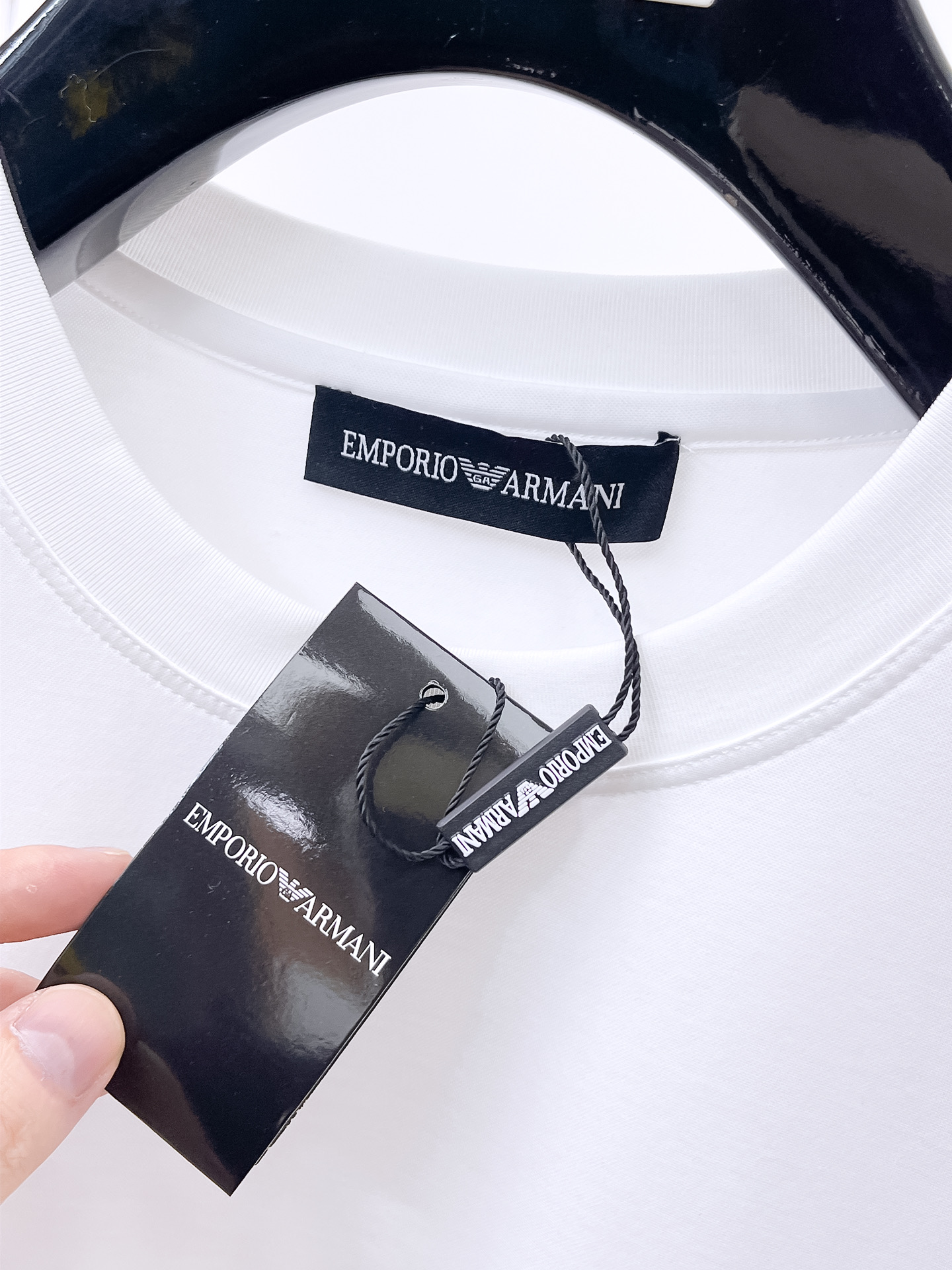  阿玛尼 2025春夏新款首发专柜最新款圆领短袖 高端订制 设计前卫时尚！品牌logo重工艺设计 高端定