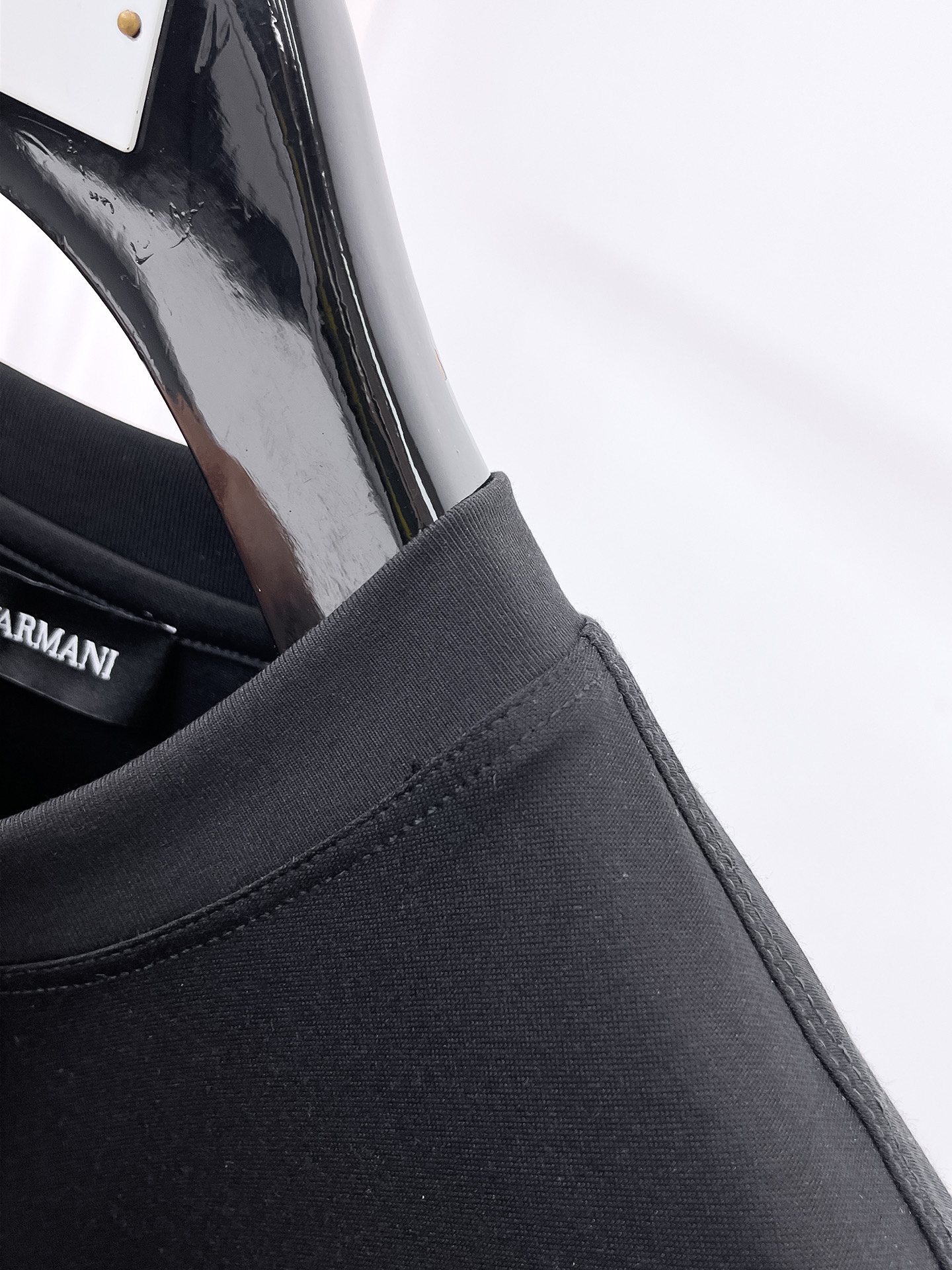  阿玛尼 2025春夏新款首发专柜最新款圆领短袖 高端订制 设计前卫时尚！品牌logo重工艺设计 高端定