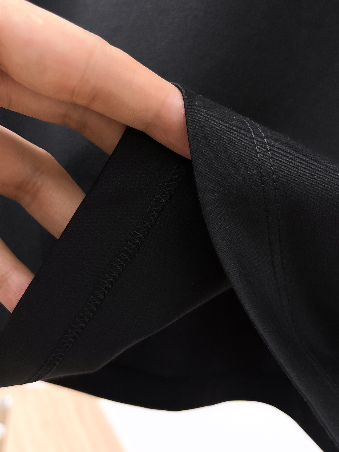  阿玛尼 2025春夏新款首发专柜最新款圆领短袖 高端订制 设计前卫时尚！品牌logo重工艺设计 高端定