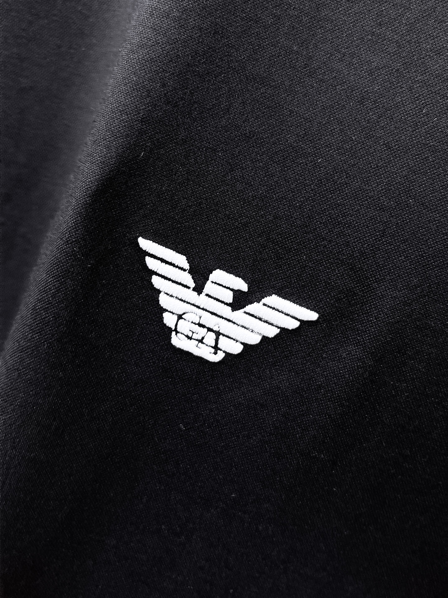  阿玛尼 2025春夏新款首发专柜最新款圆领短袖 高端订制 设计前卫时尚！品牌logo重工艺设计 高端定